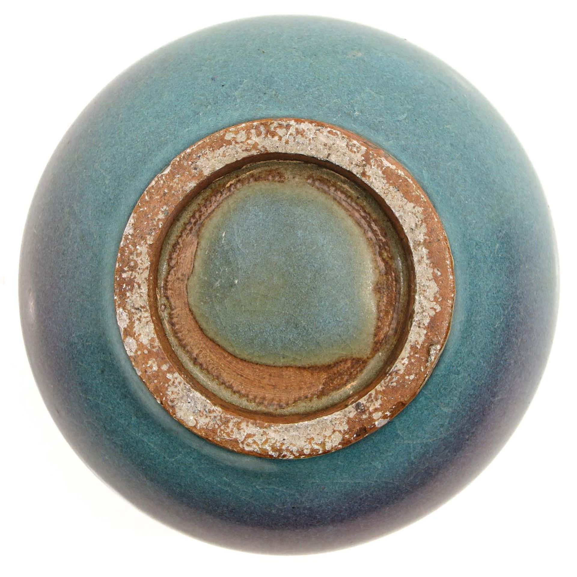 A Small Blue and Purple Glaze Vase - Bild 6 aus 9