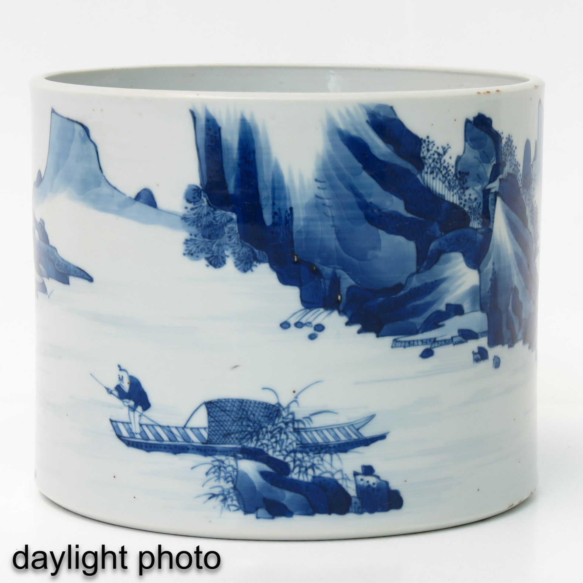 A Blue and White Brush Pot - Image 7 of 9