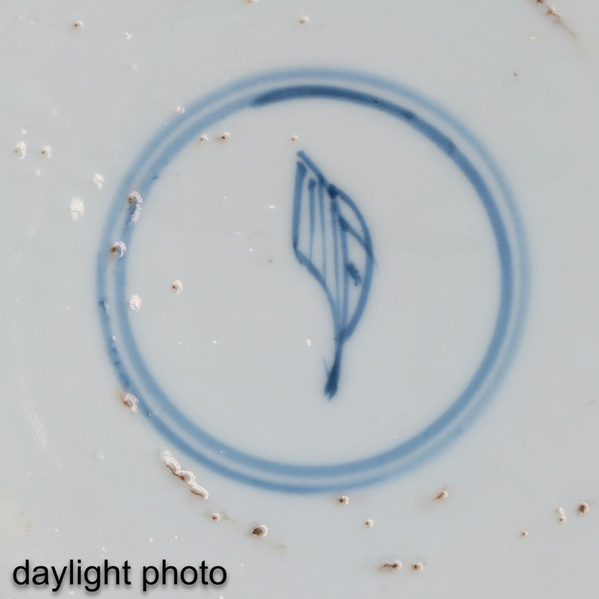 A Collection of 4 Blue and White Plates - Image 9 of 10