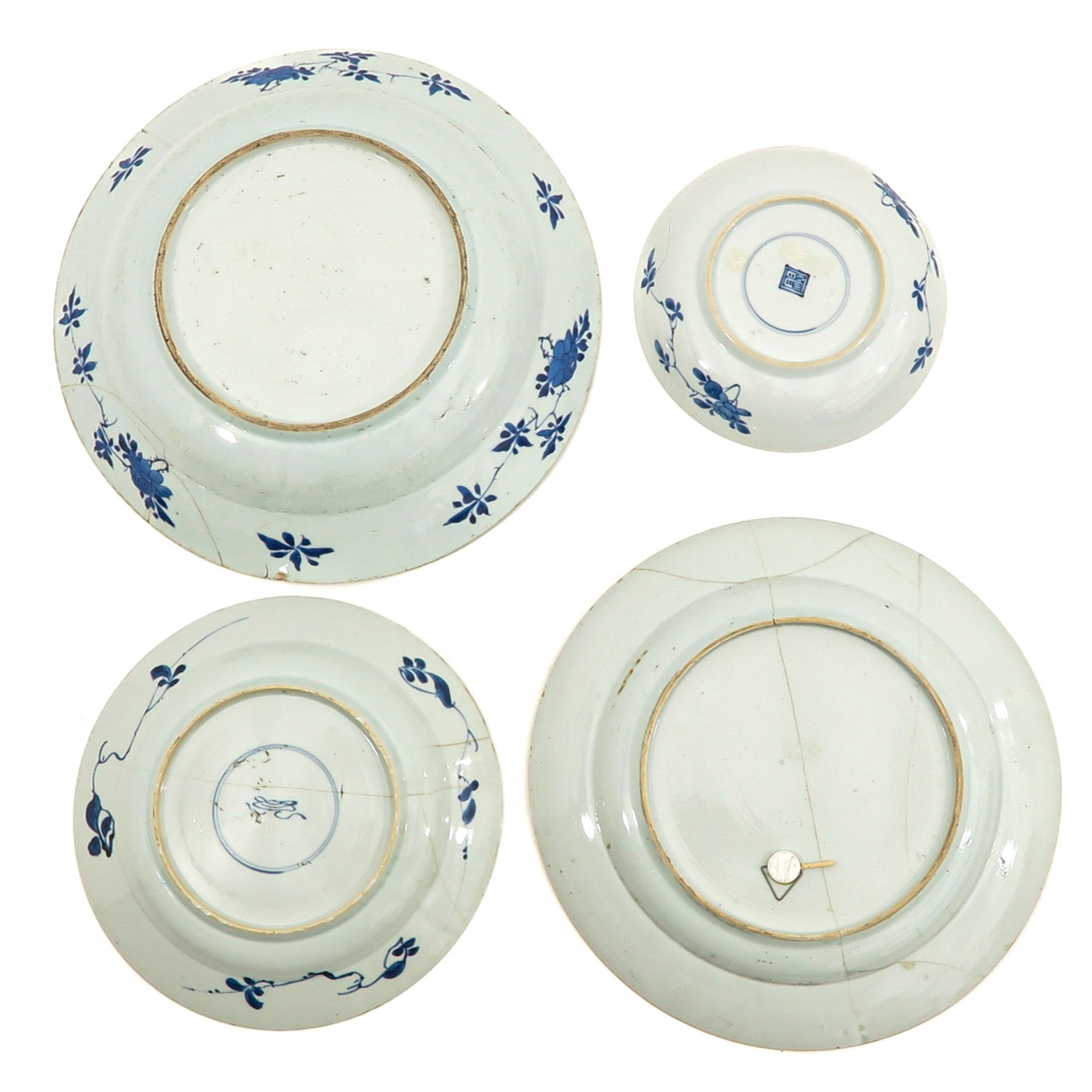 A Collection of 4 Blue and White Plates - Image 2 of 10