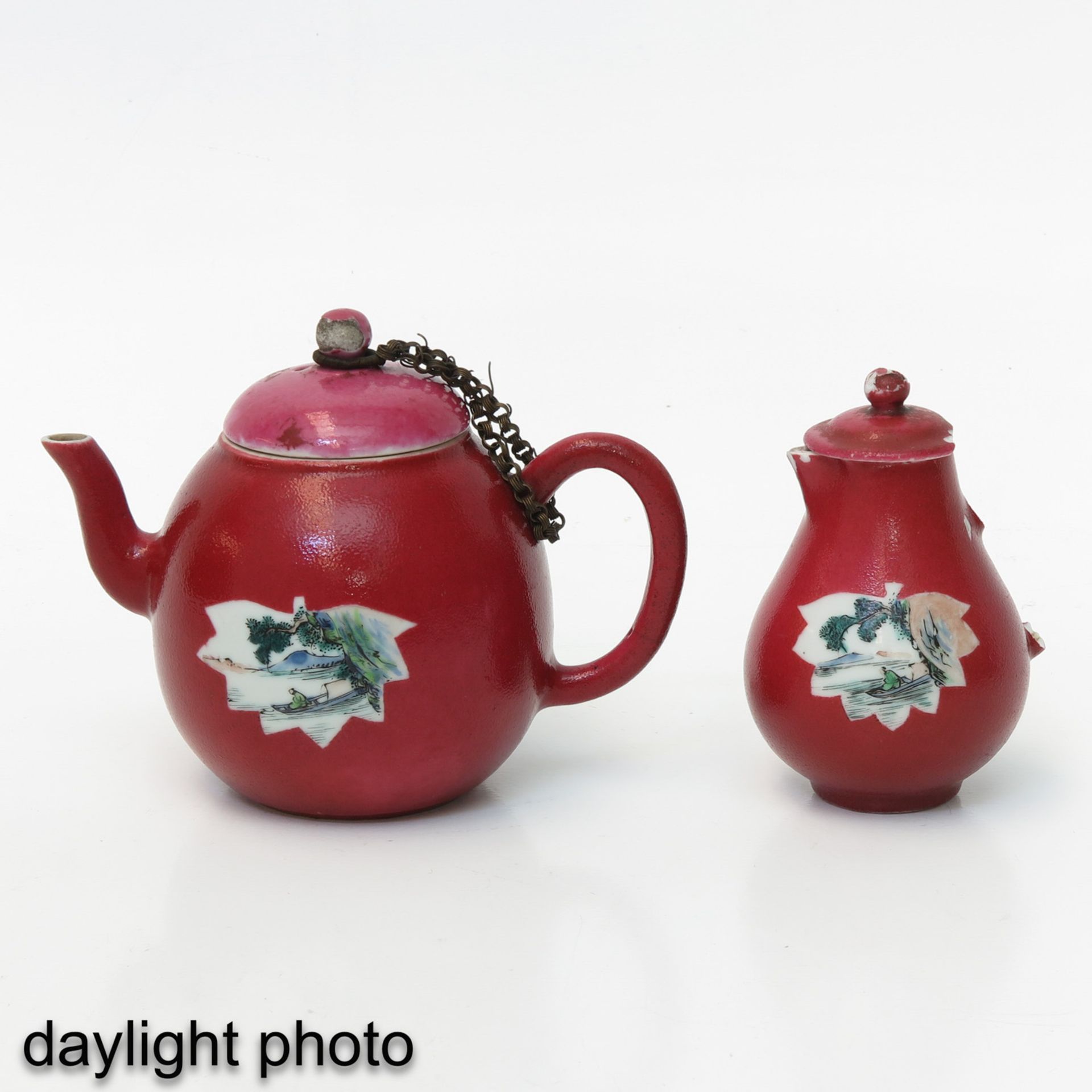 A Famille Rose Teapot and Creamer with Cover - Bild 7 aus 10