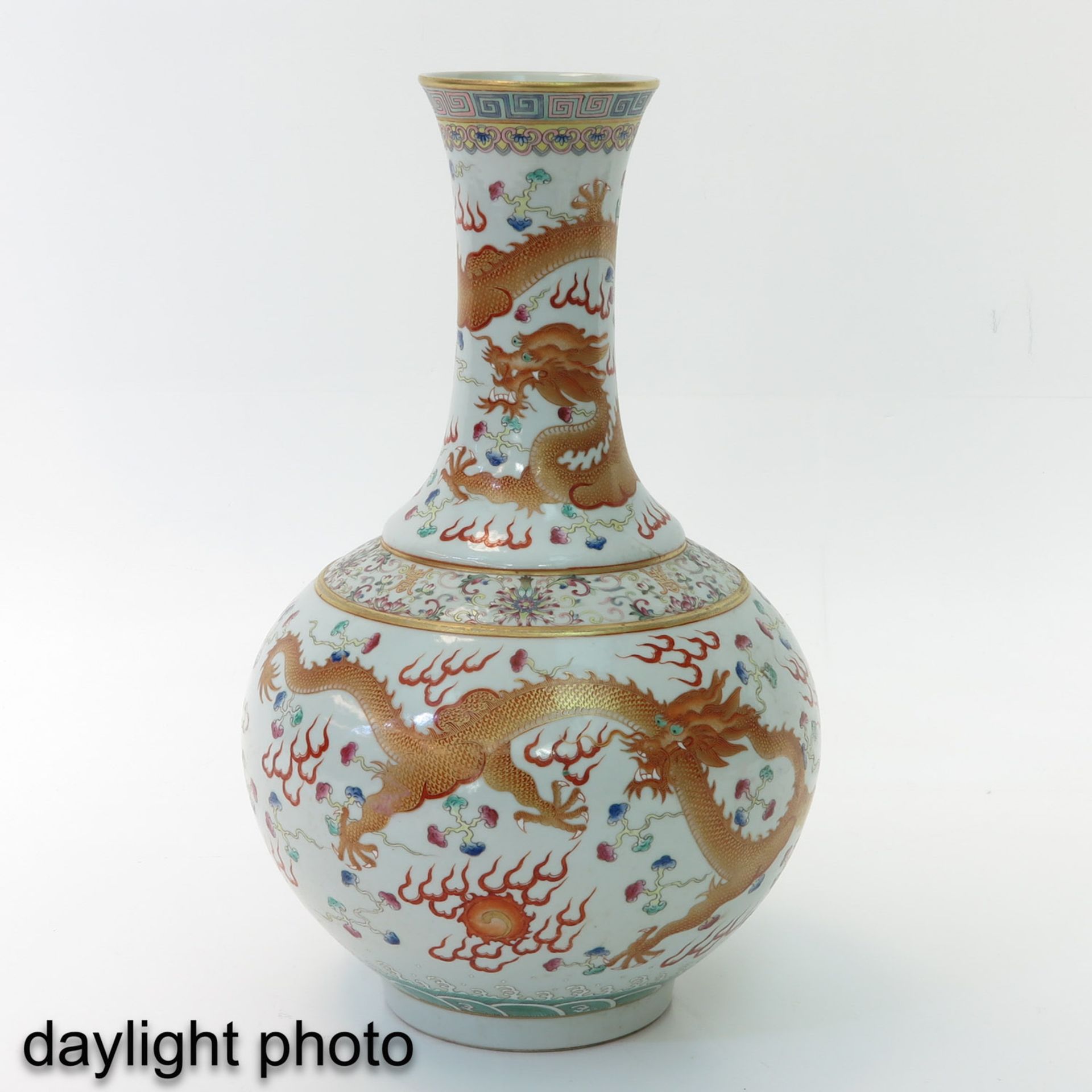 A Famille Rose Vase - Bild 7 aus 10