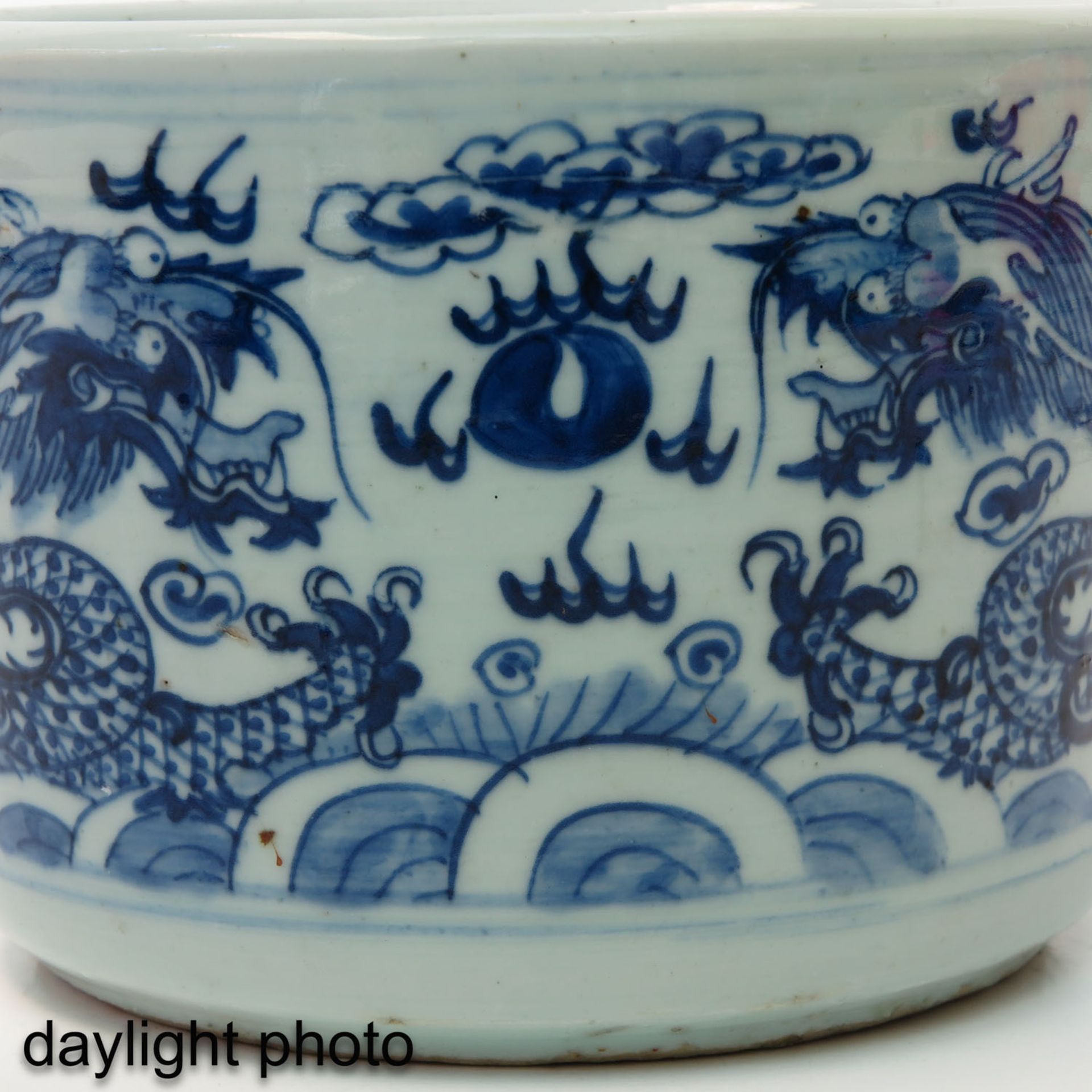 A BLue and White Brush Pot - Image 9 of 9