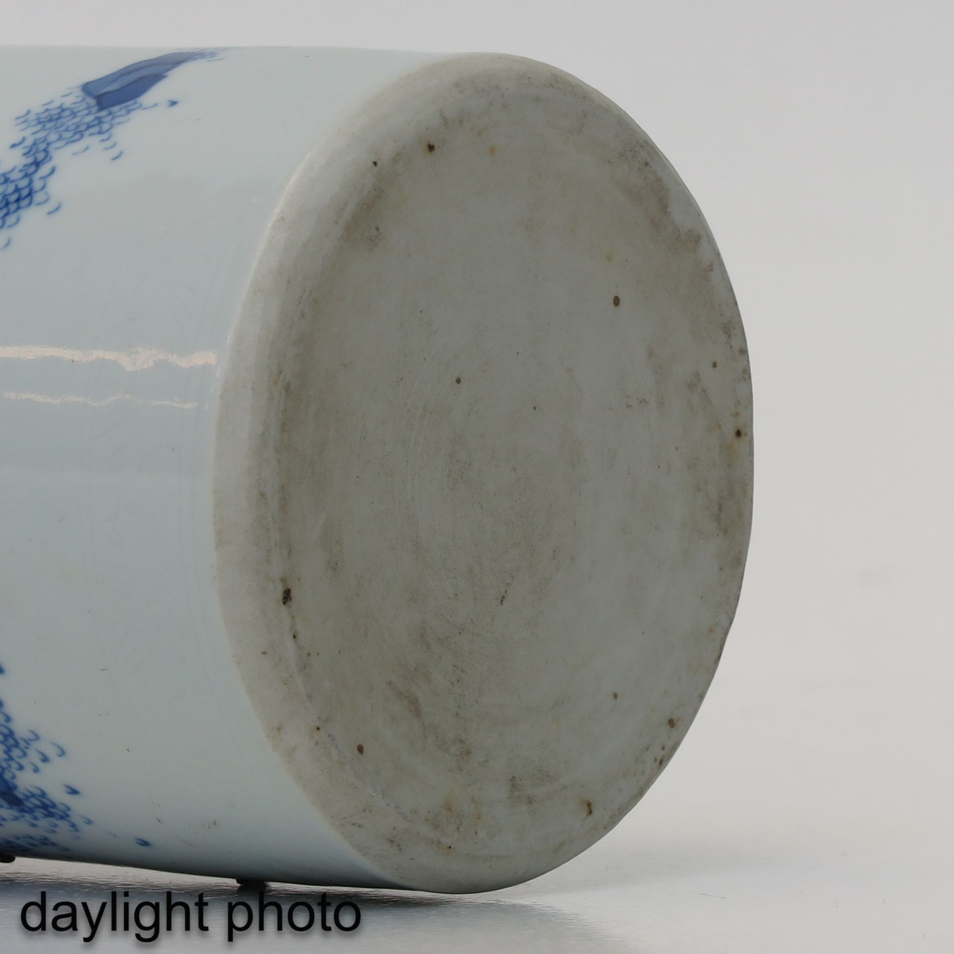 A Blue and White Brush Pot - Image 8 of 9