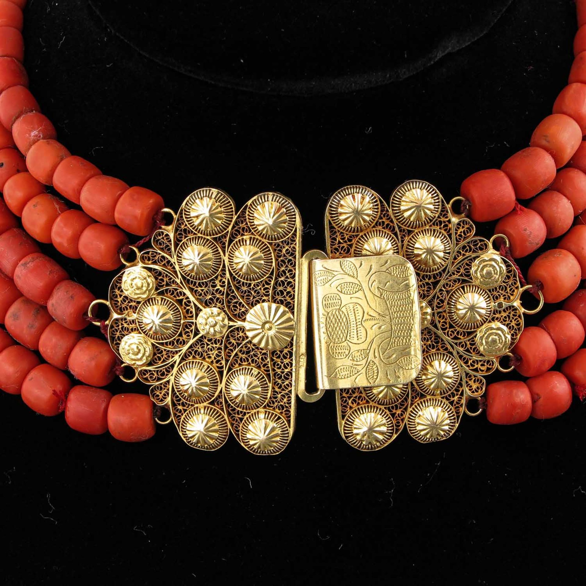 A 5 Strand 19th Century Red Coral Necklace on 18KG Clasp - Bild 2 aus 5