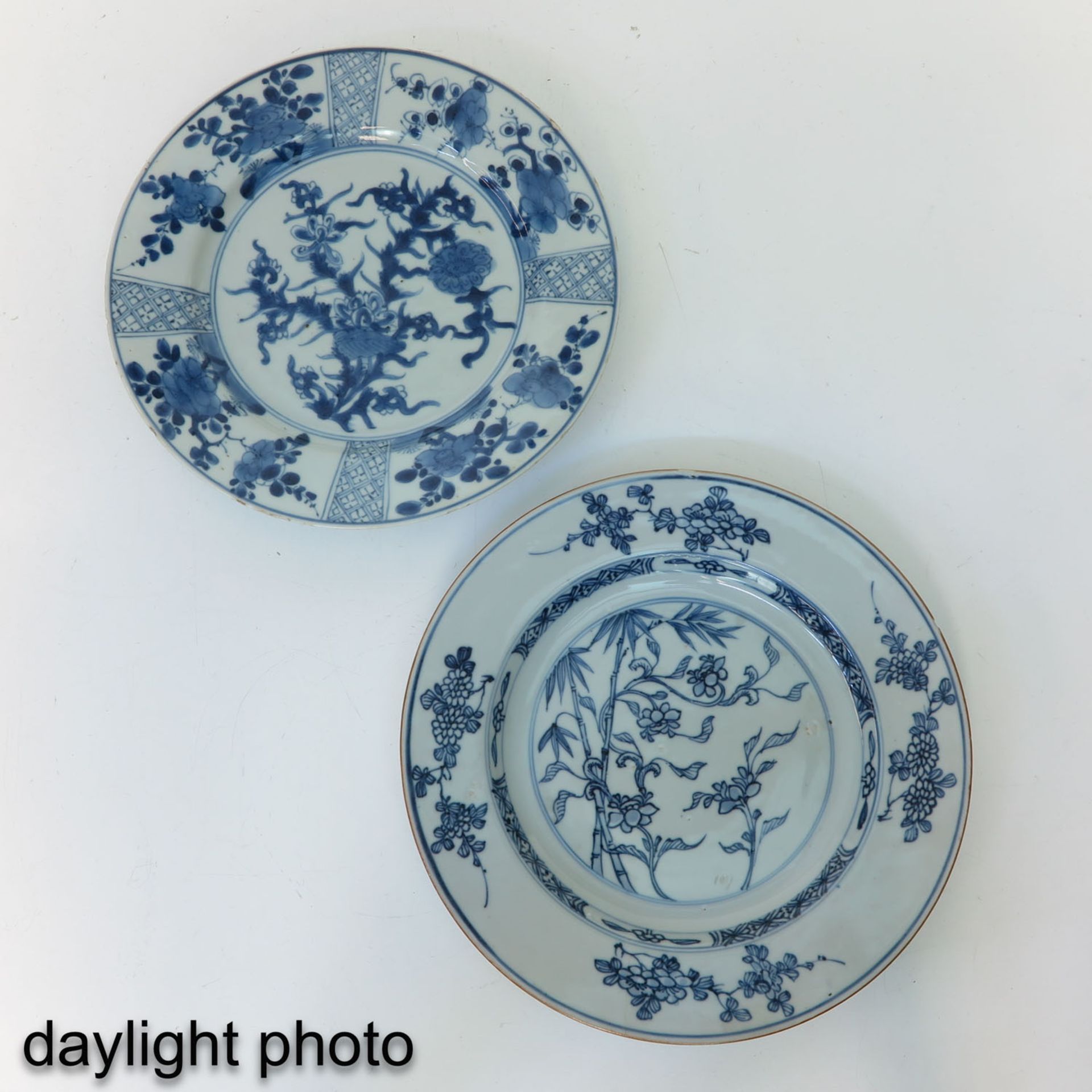 A Collection of 4 Blue and White Plates - Image 7 of 10