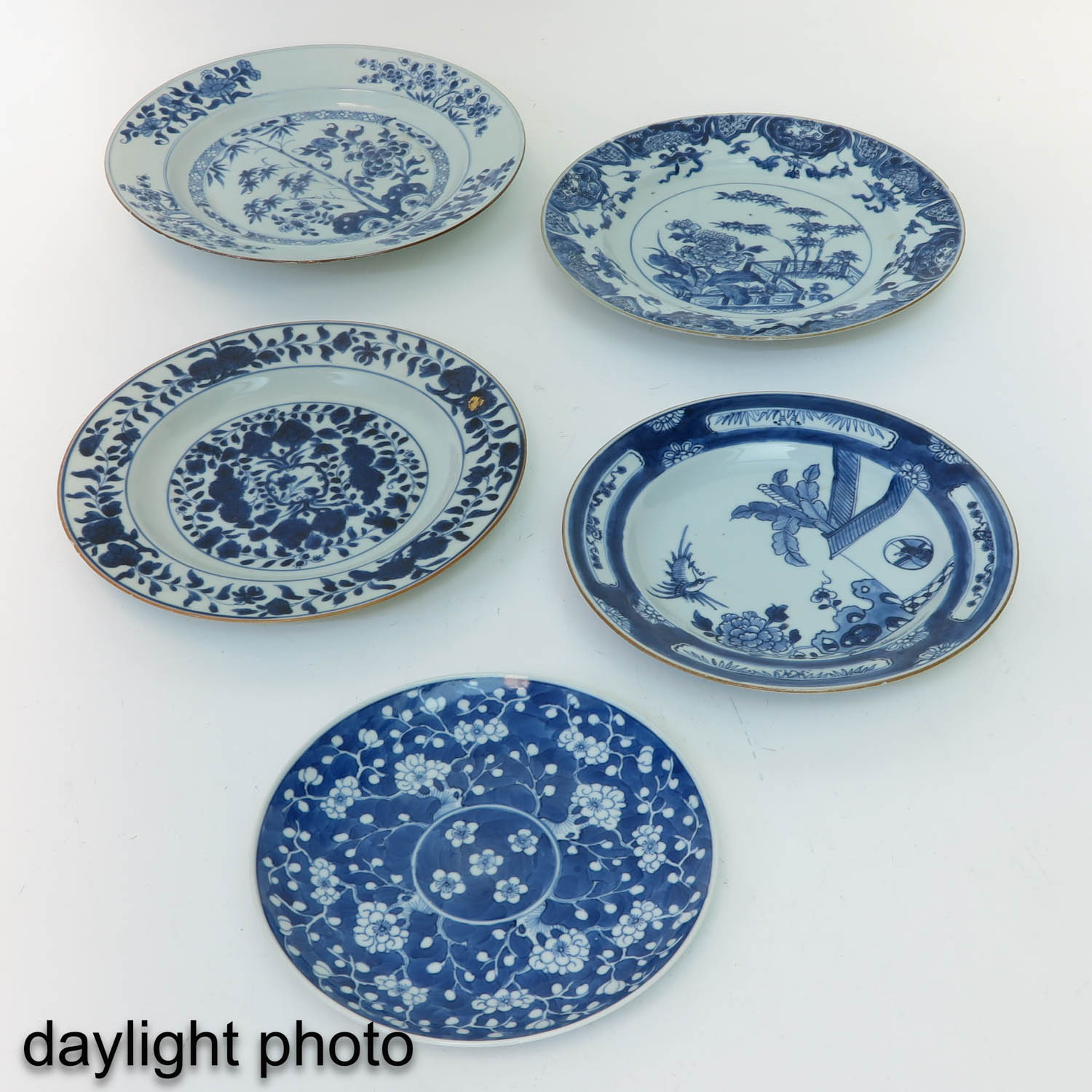 A Collection of 7 Blue and White Plates - Image 9 of 10