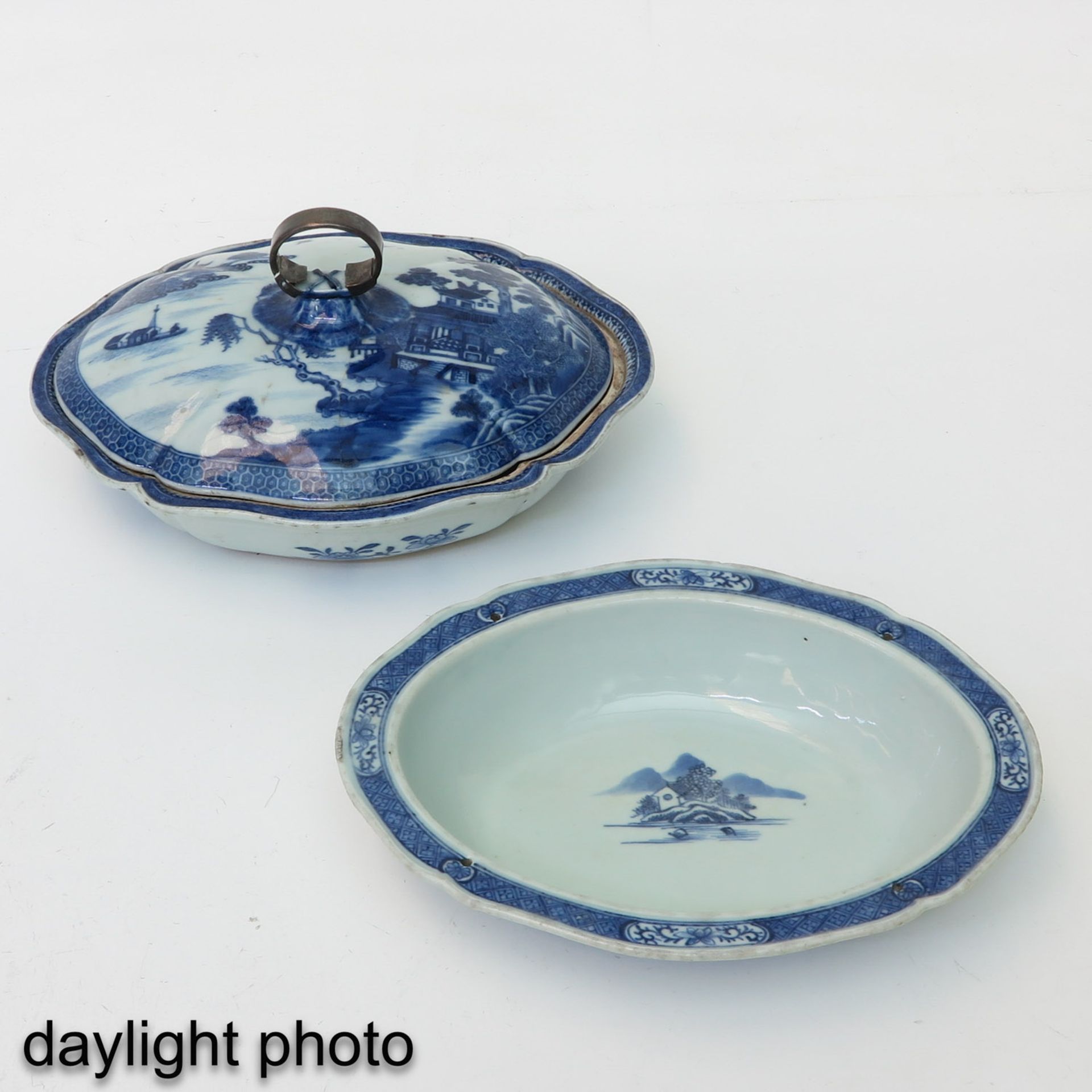 A Blue and White Tureen and Bowl - Bild 7 aus 10