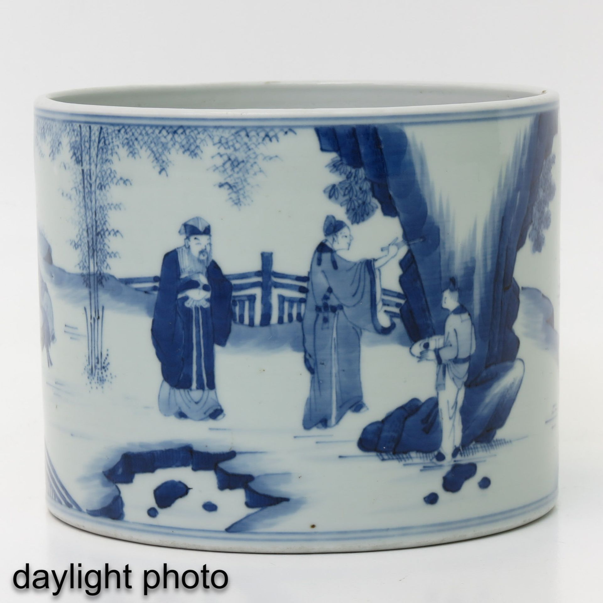 A Blue and White Brush Pot - Image 7 of 9