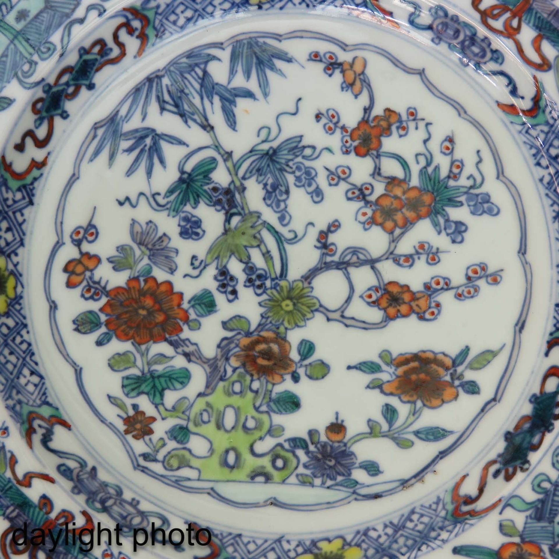 A Pair of Doucai Decor Plates - Bild 9 aus 9