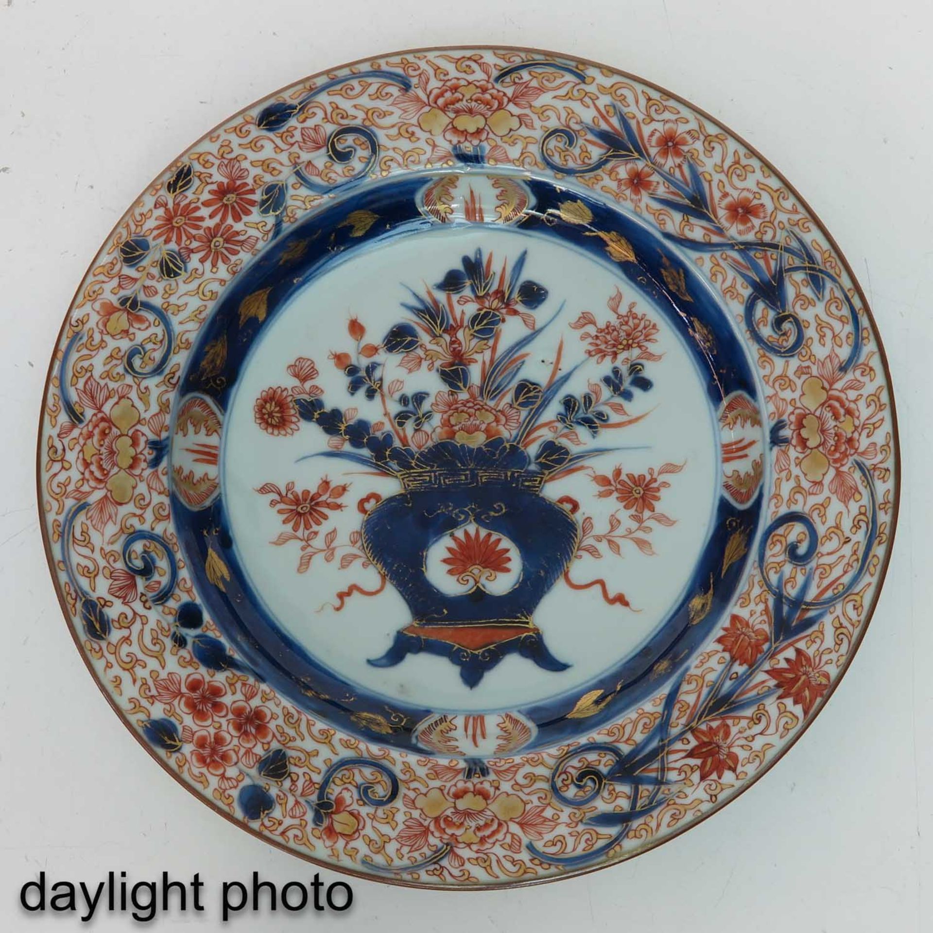 A Pair of Imari Plates - Image 7 of 9