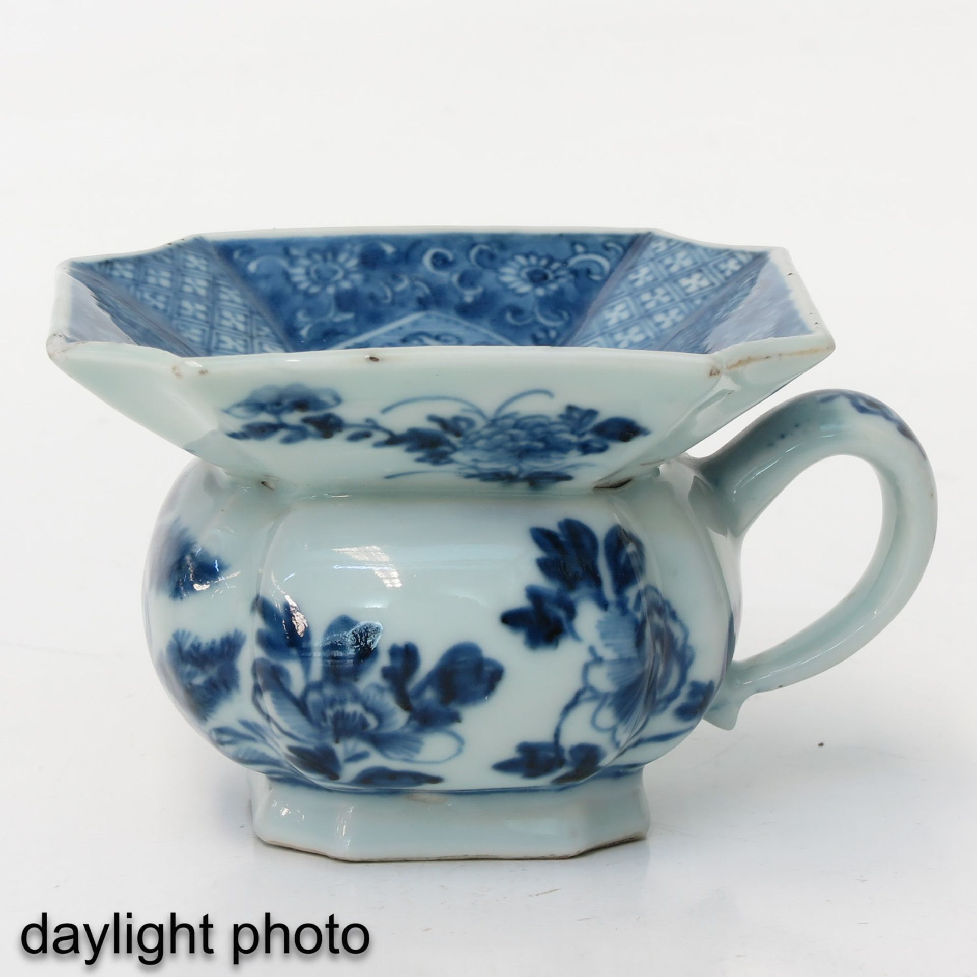 A Blue and White Spittoon - Bild 7 aus 9