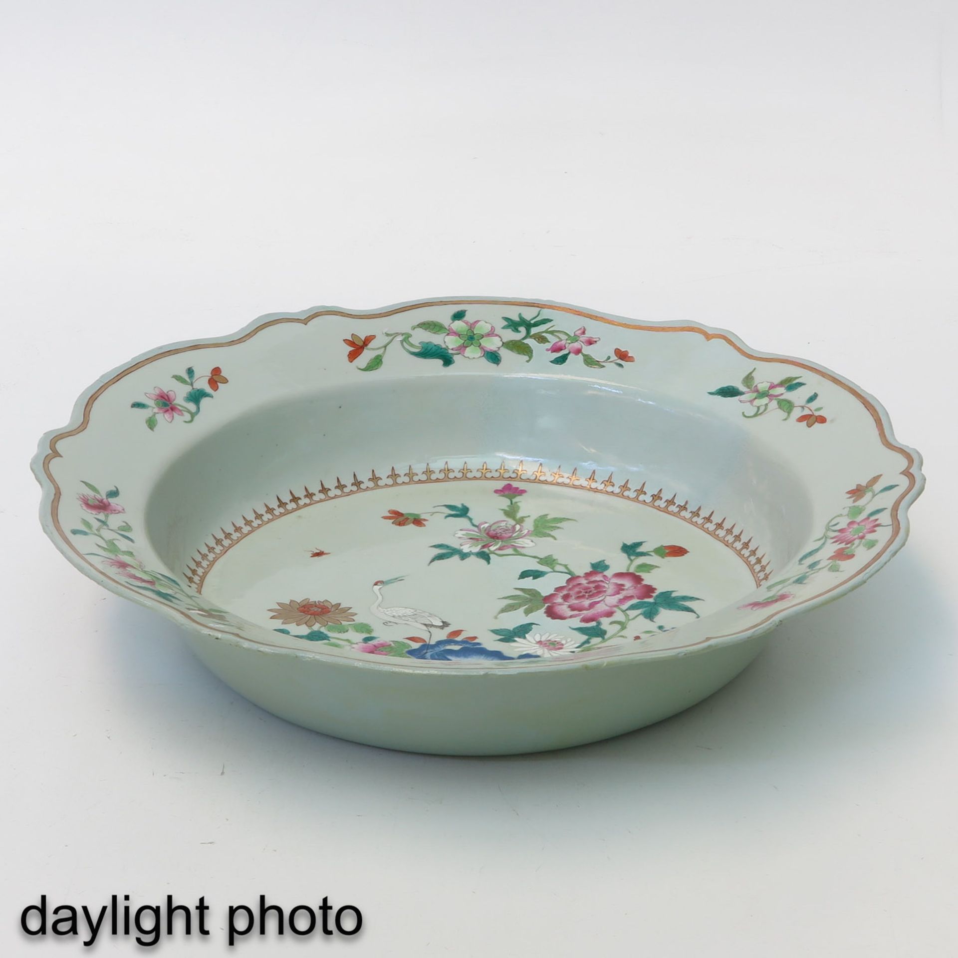 A Famille Rose Serving Bowl - Bild 7 aus 10