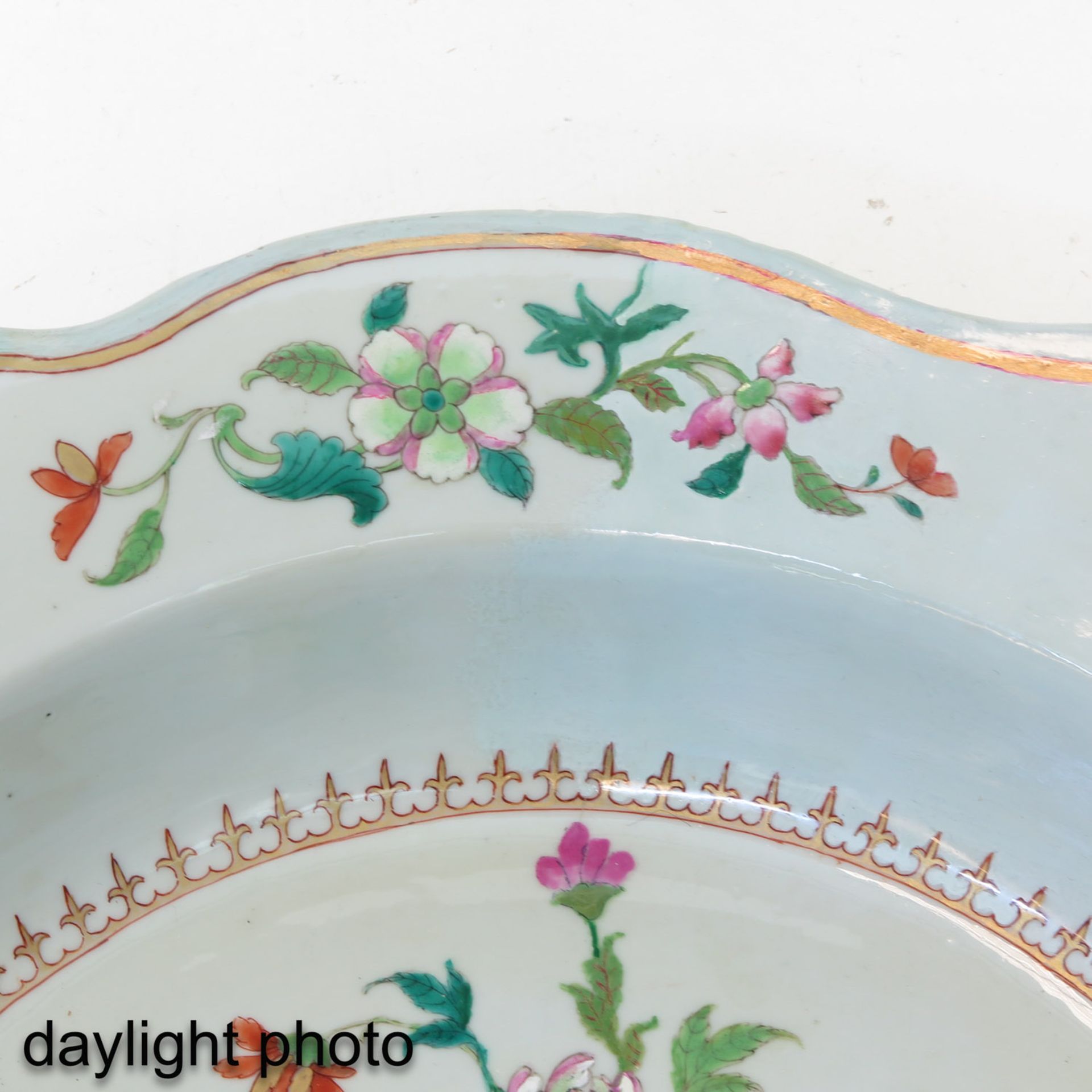 A Famille Rose Serving Bowl - Bild 10 aus 10