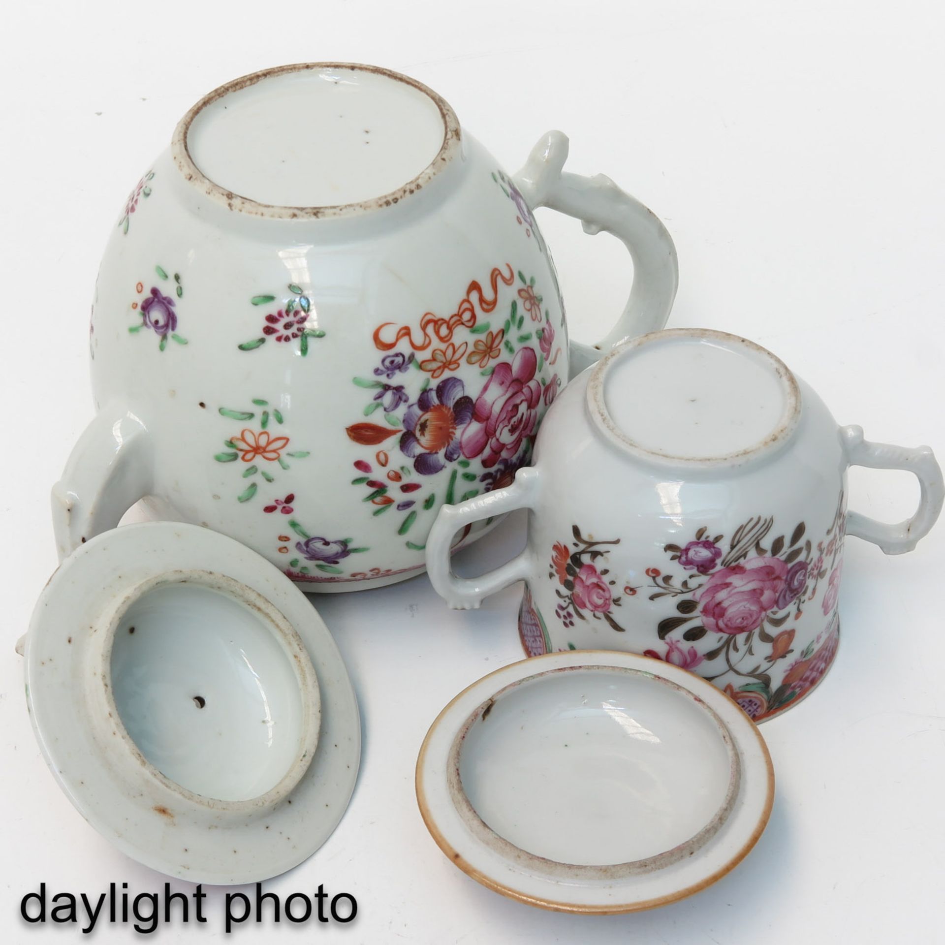 A Famille Rose Teapot and Covered Sugar Pot - Bild 8 aus 10