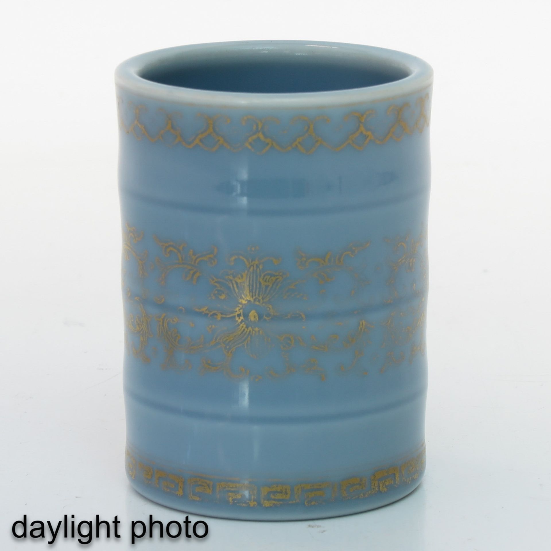 A Light Blue Glaze Brush Pot - Image 7 of 10