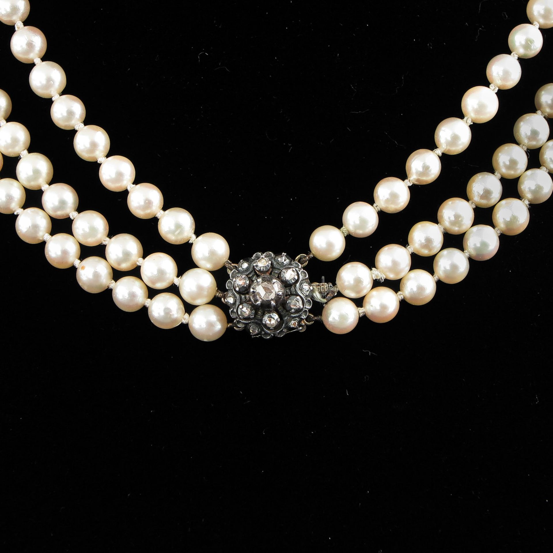 A 3 Strand Pearl Necklace on Silver and Gold Clasp - Image 2 of 5