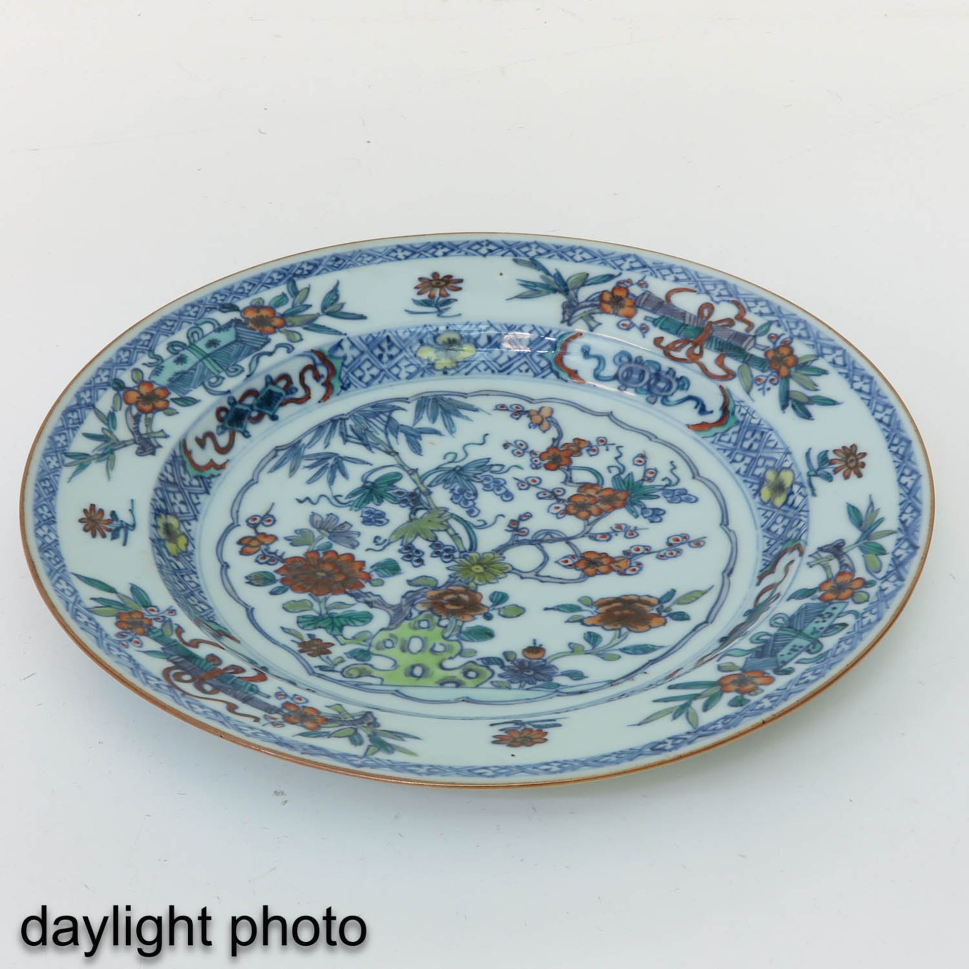 A Pair of Doucai Decor Plates - Bild 7 aus 9