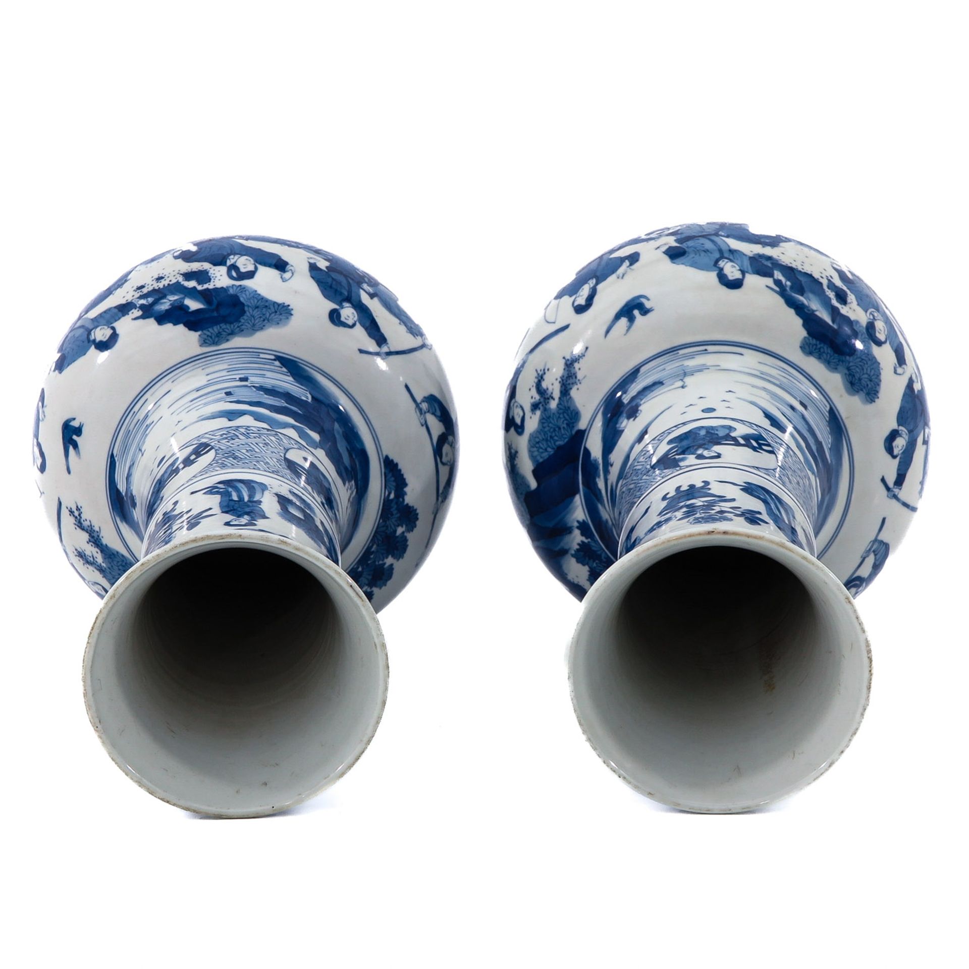 A Pair of Blue and White Vases - Image 5 of 10