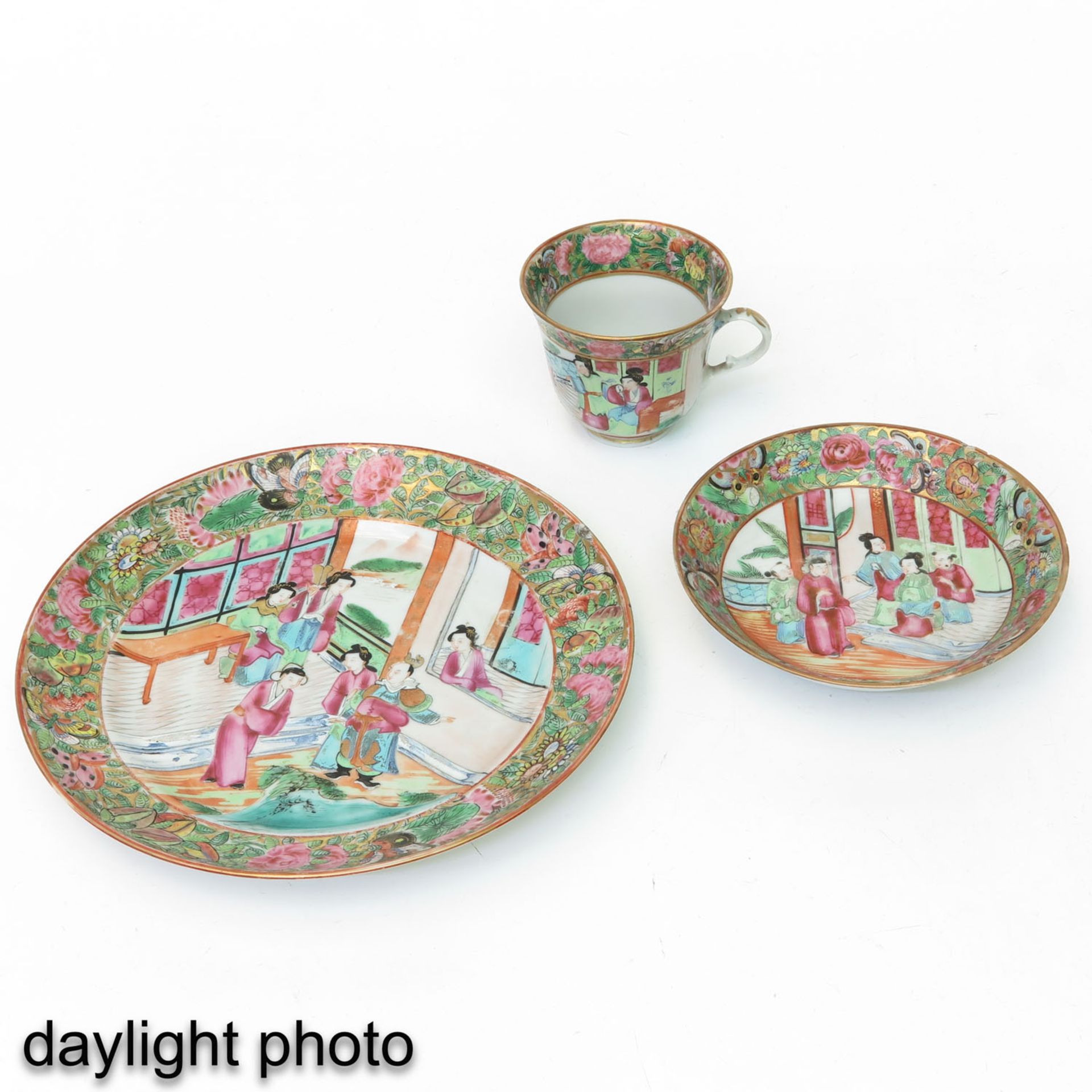 A Collection of Cantonese Porcelain Items - Image 9 of 10