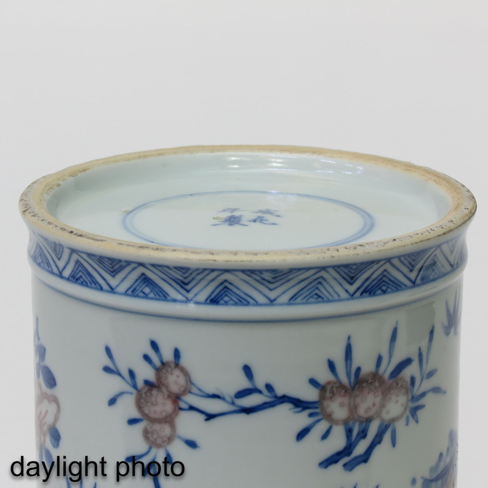 A Blue and White Brush Pot - Image 8 of 9