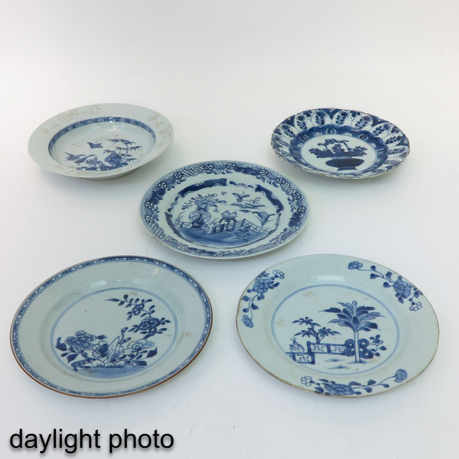 A Collection of 5 Blue and White Plates - Image 7 of 9