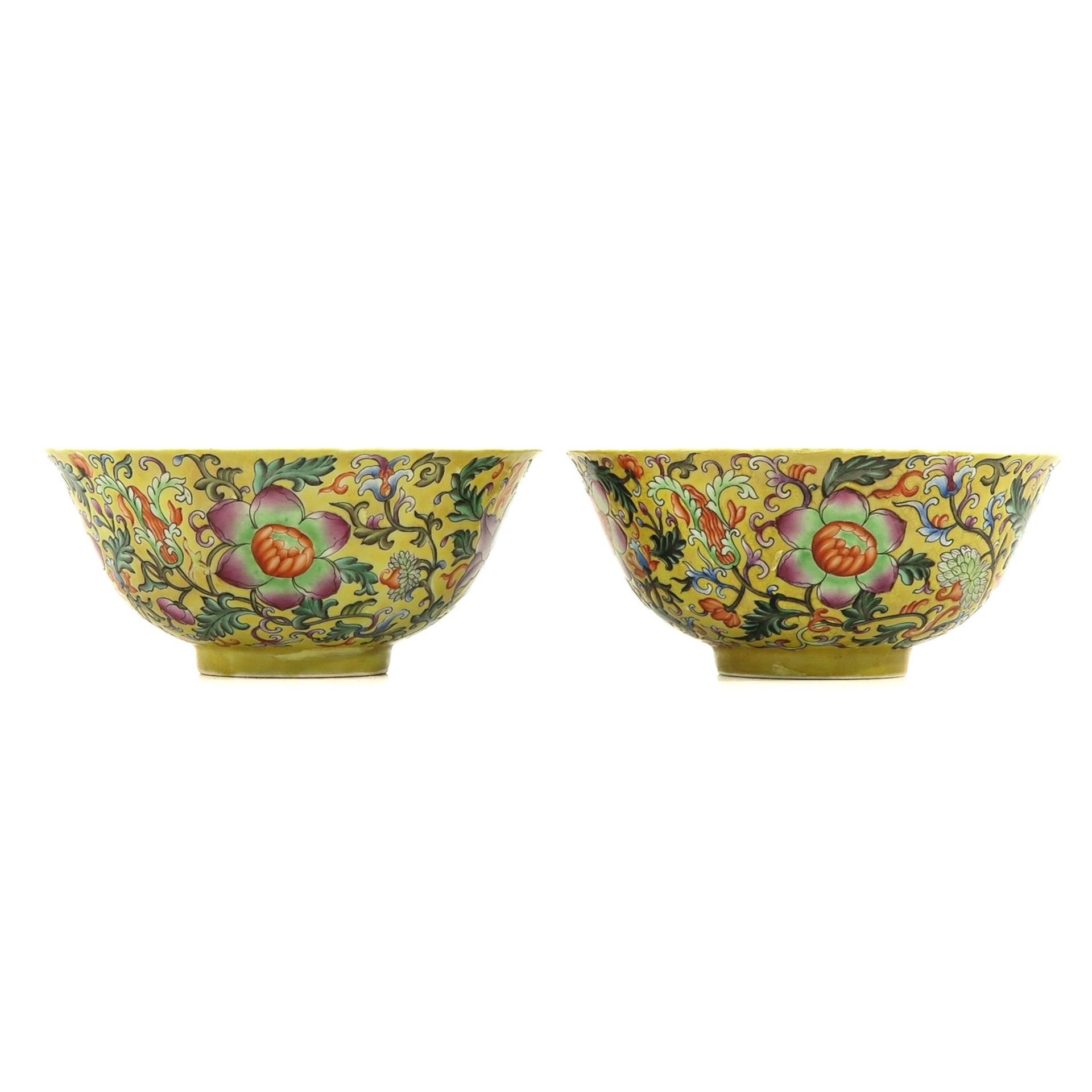 A Pair of Famille Rose Bowls - Bild 2 aus 10