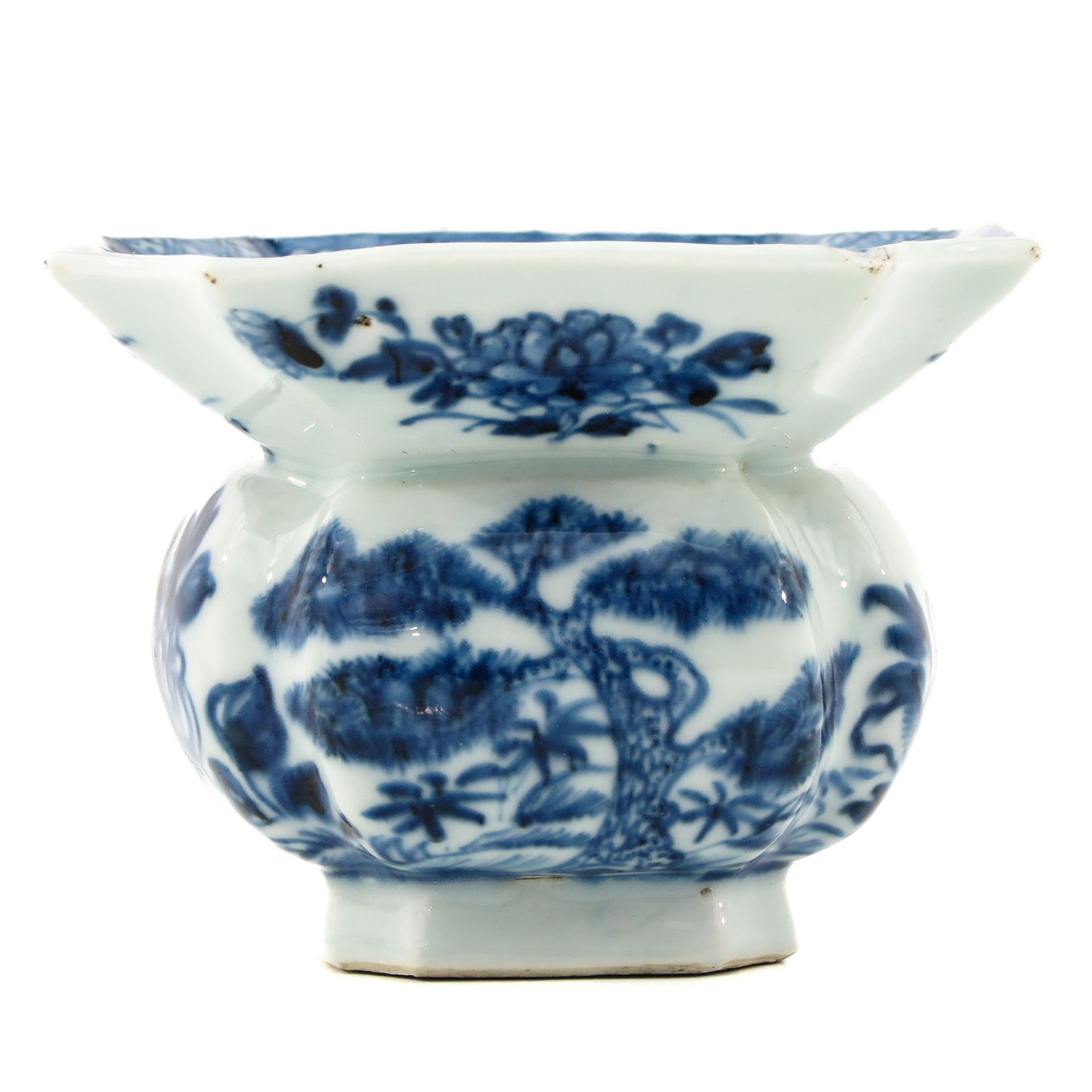 A Blue and White Spittoon - Bild 4 aus 9