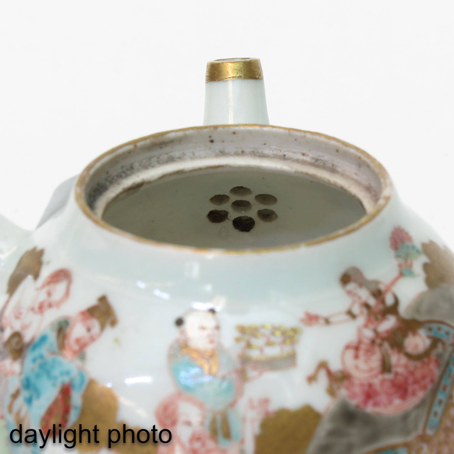 A Small Famille Rose Teapot - Bild 9 aus 10