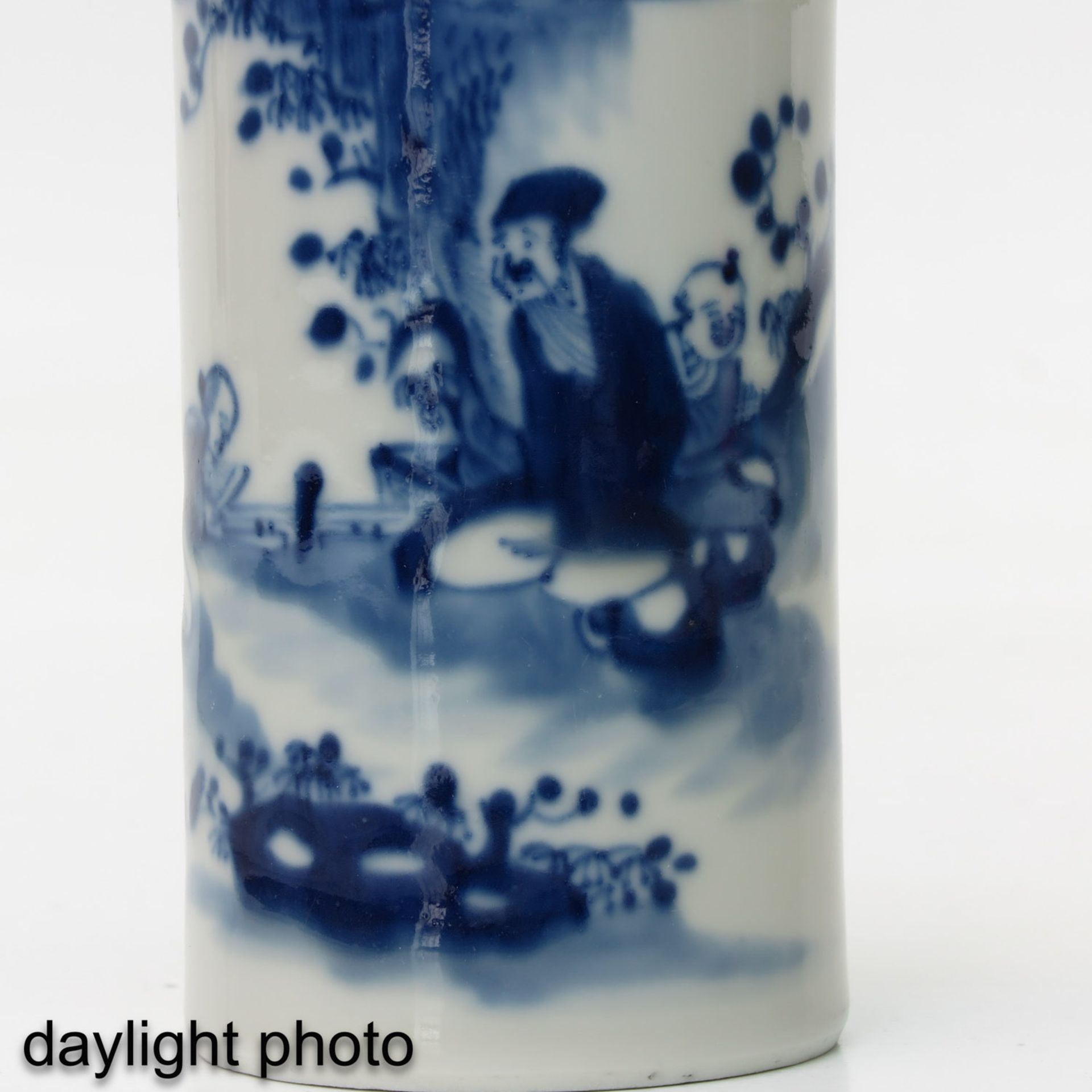 A Small Blue and White Brush Pot - Image 9 of 9