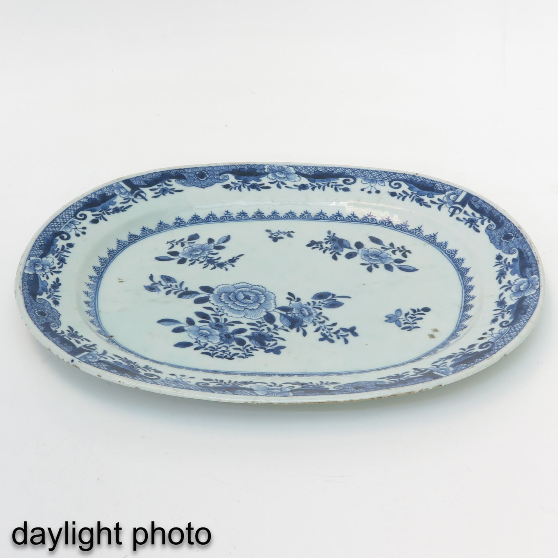 A Blue and White Serving Dish - Bild 3 aus 5