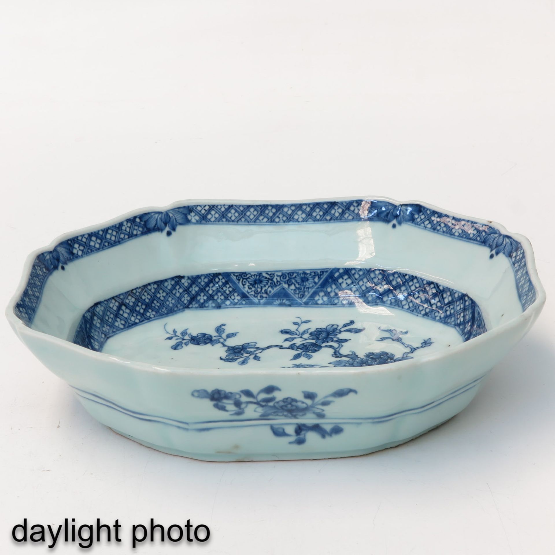 A Blue and White Serving Bowl - Image 7 of 9