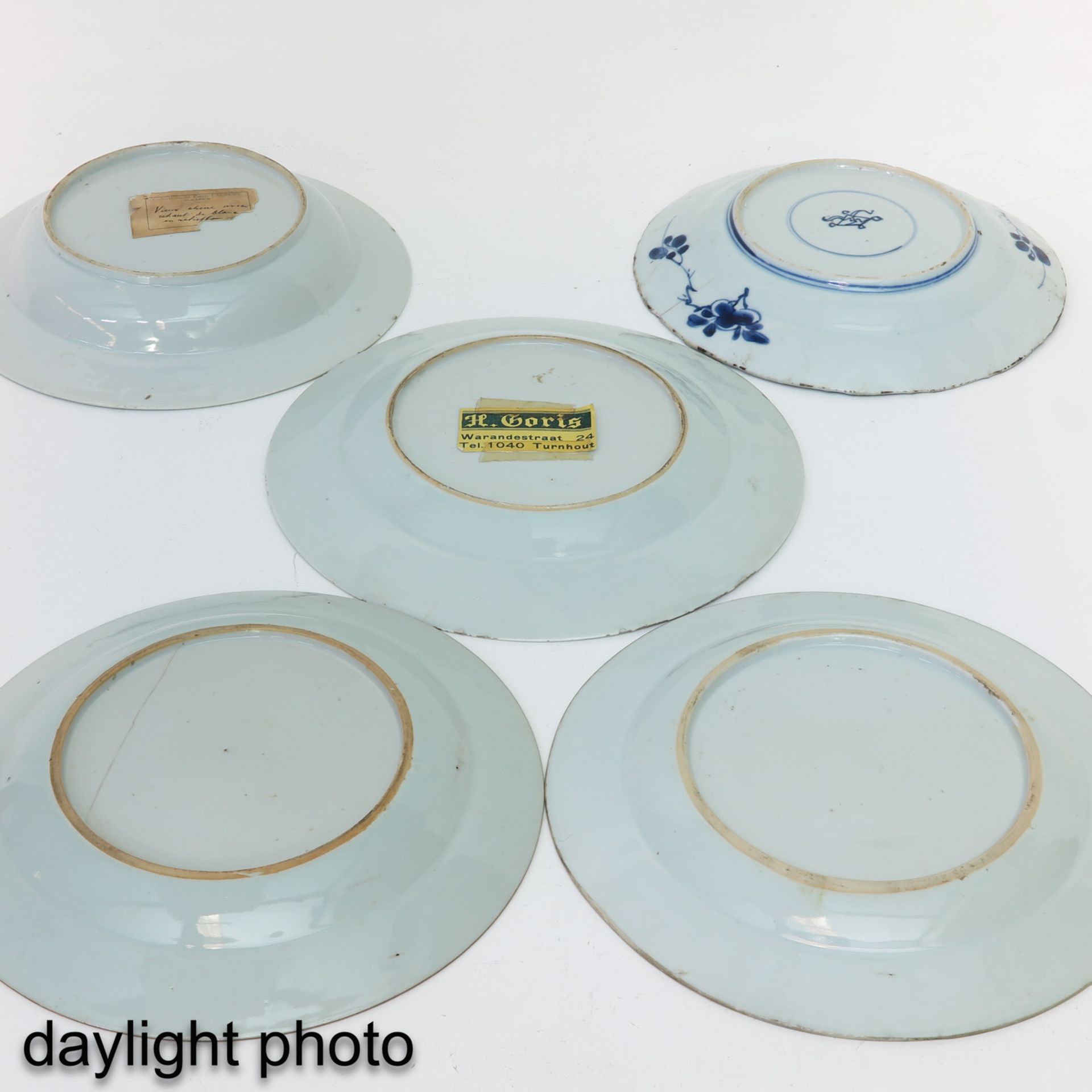 A Collection of 5 Blue and White Plates - Image 8 of 9