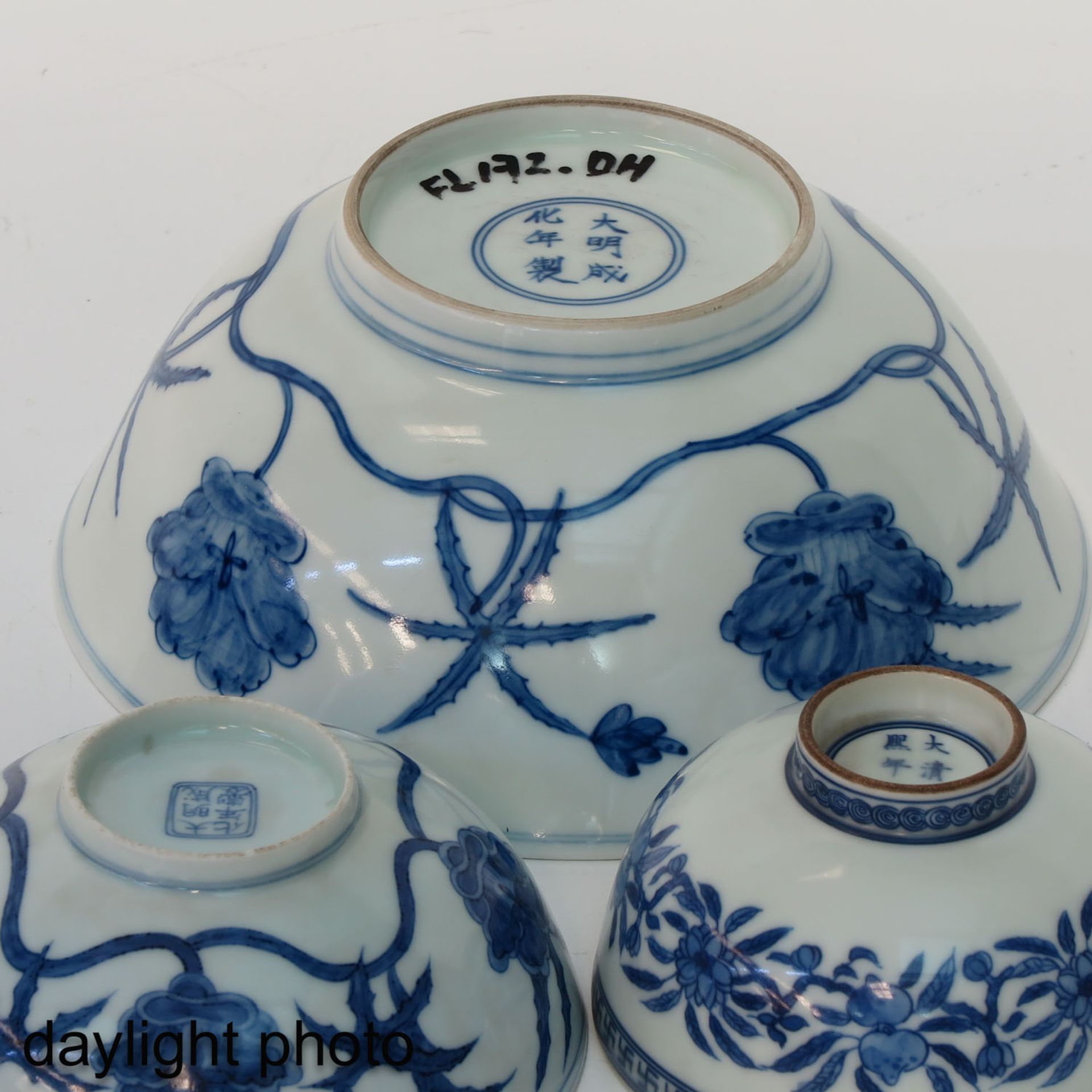 A Collection of 3 Blue and White Bowls - Image 8 of 10