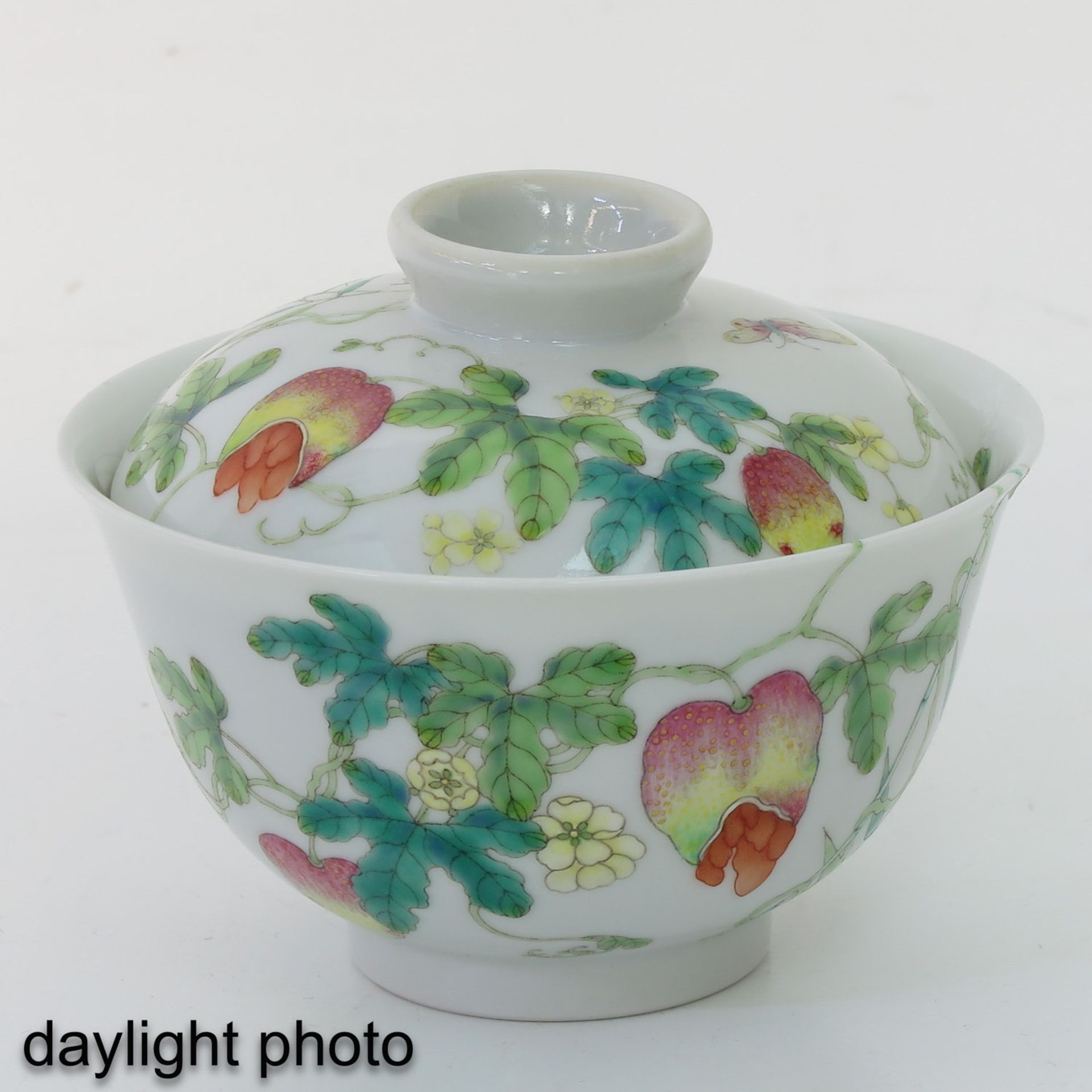 A Pair of Famille Rose Cups and Covers - Bild 7 aus 10