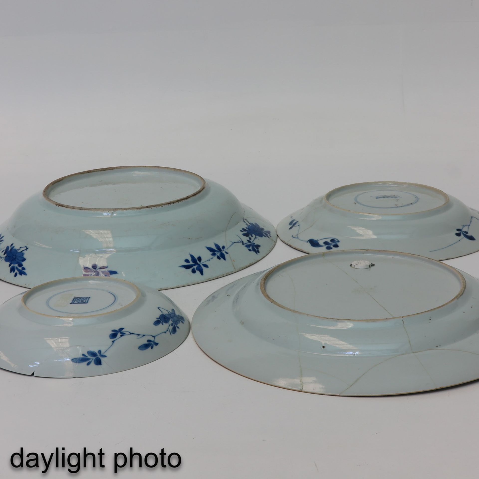 A Collection of 4 Blue and White Plates - Image 8 of 10