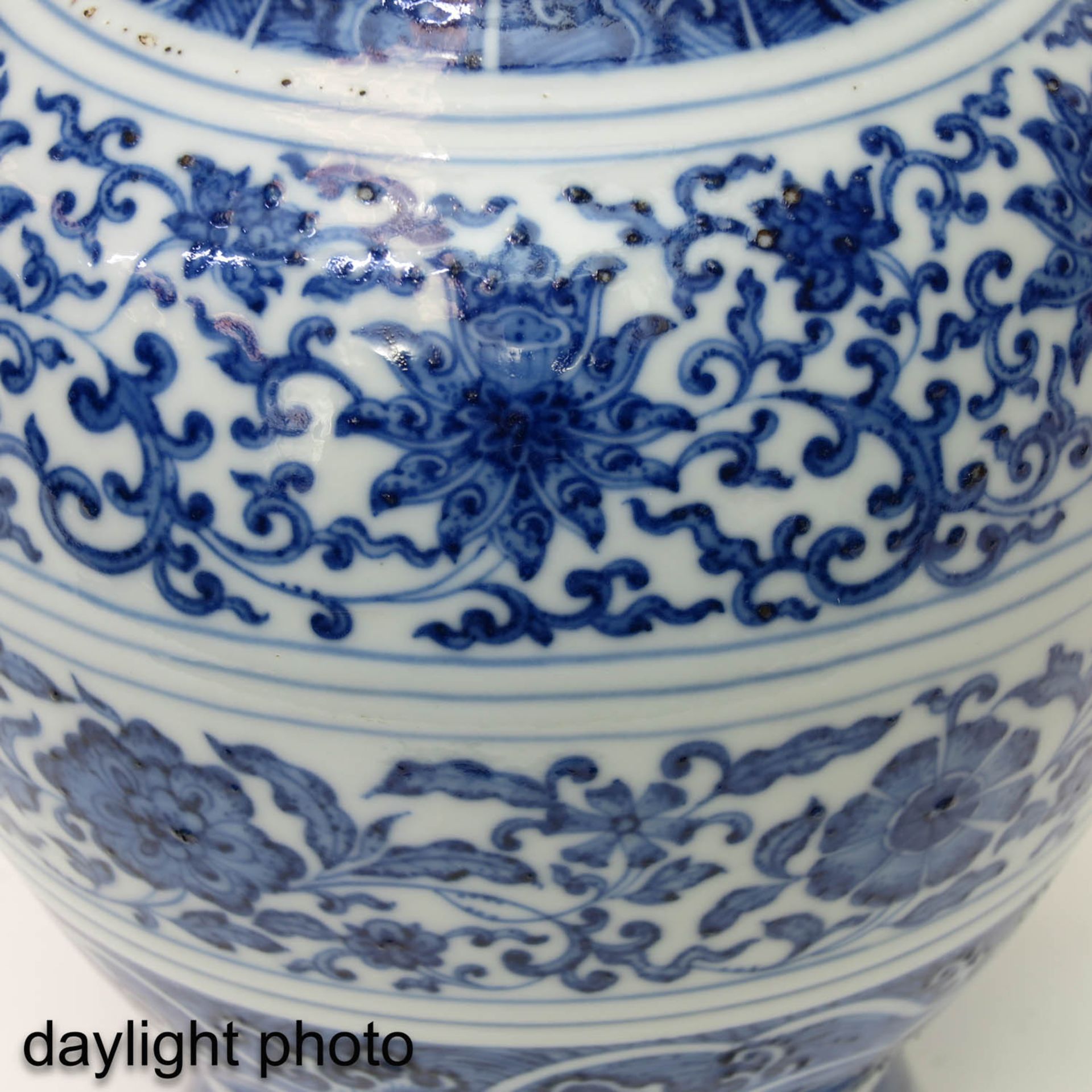 A Blue and White Vase - Bild 10 aus 10