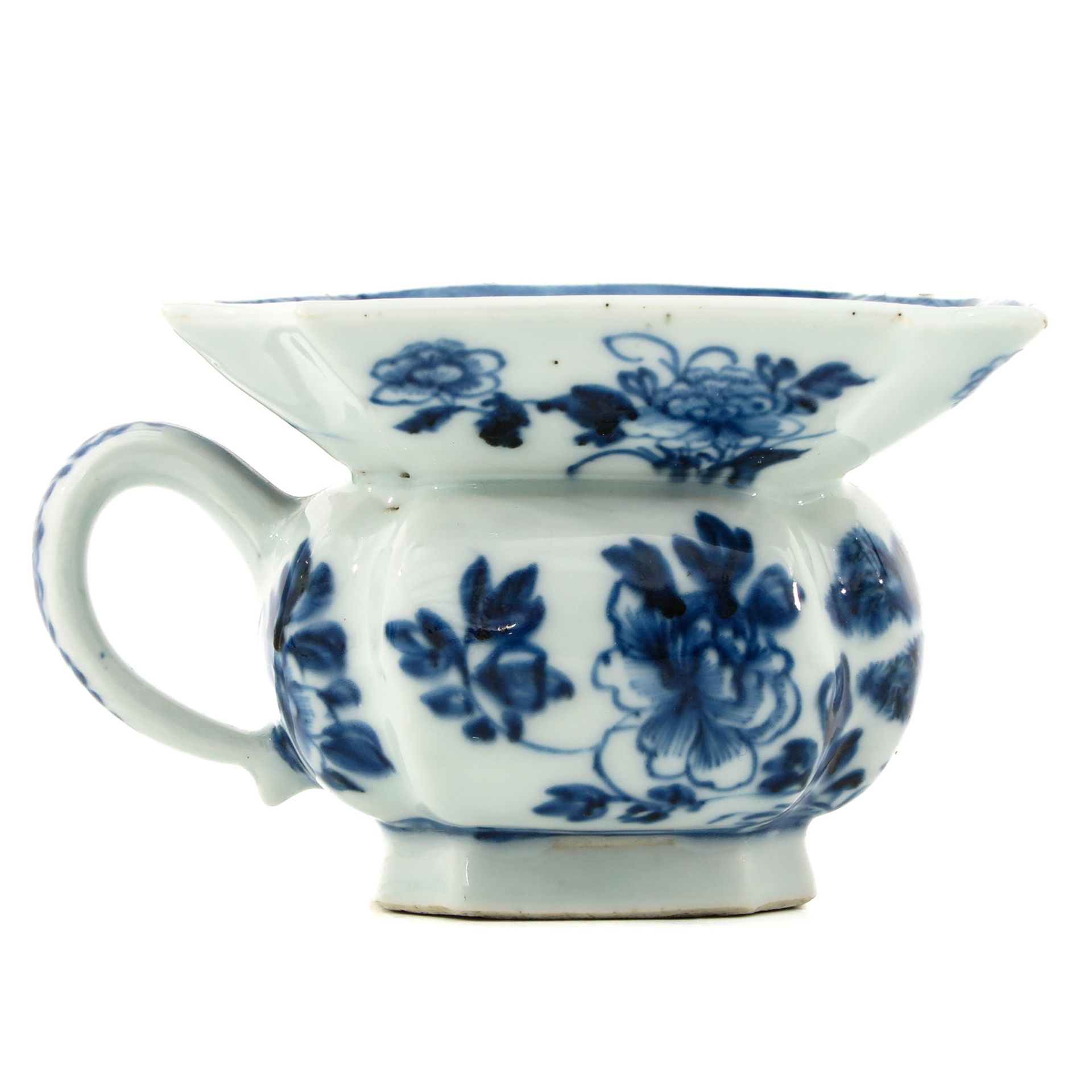 A Blue and White Spittoon - Bild 3 aus 9