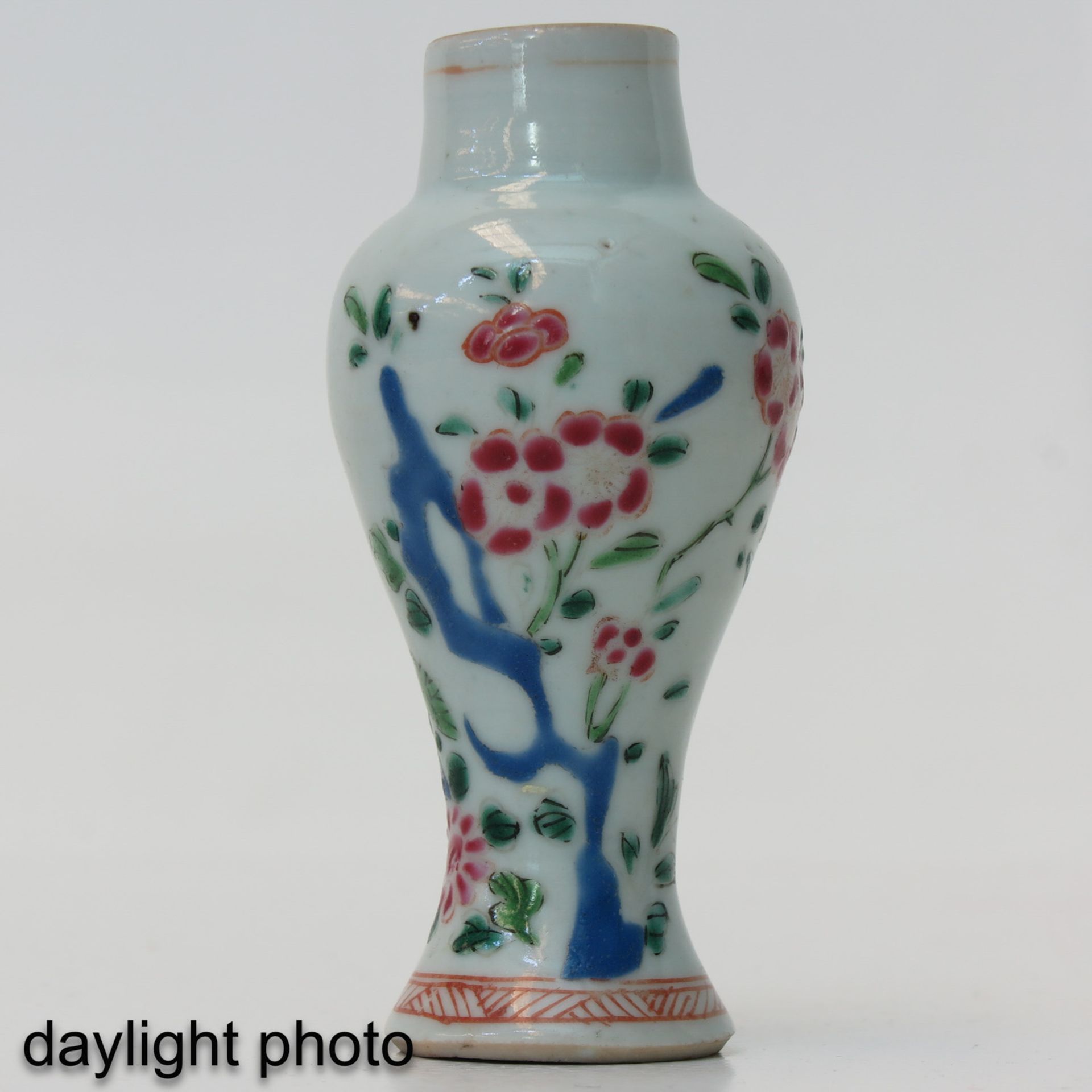 A Collection of 3 Miniature Garniture Vases - Image 9 of 9