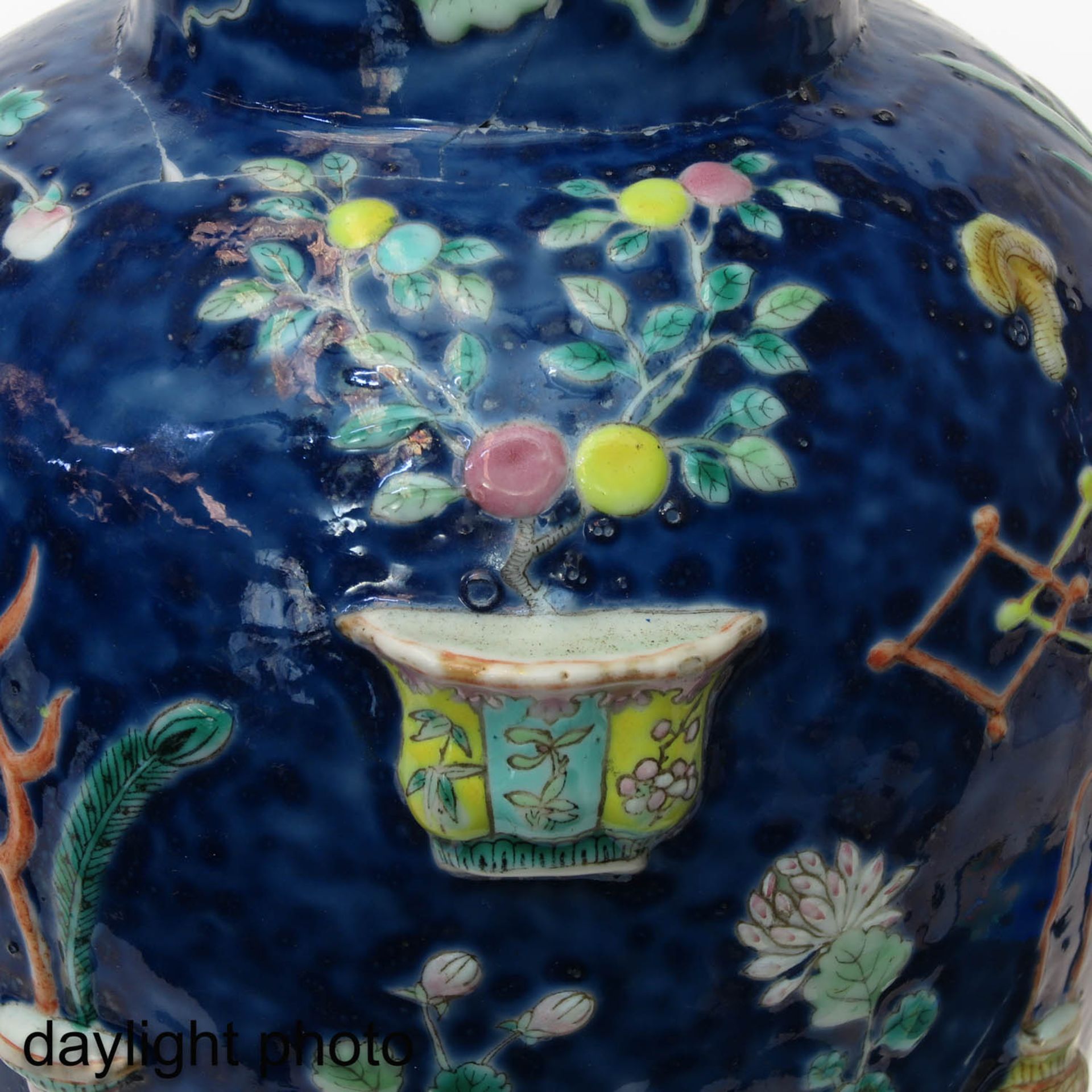 A Famille Rose Vase with Cover - Bild 10 aus 10