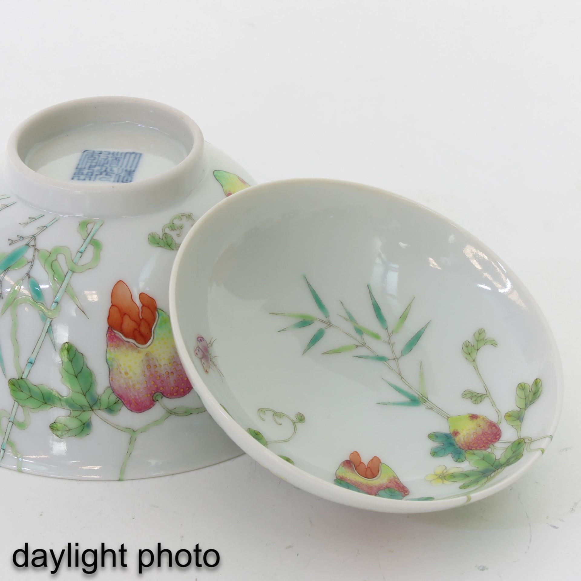 A Pair of Famille Rose Cups and Covers - Bild 8 aus 10