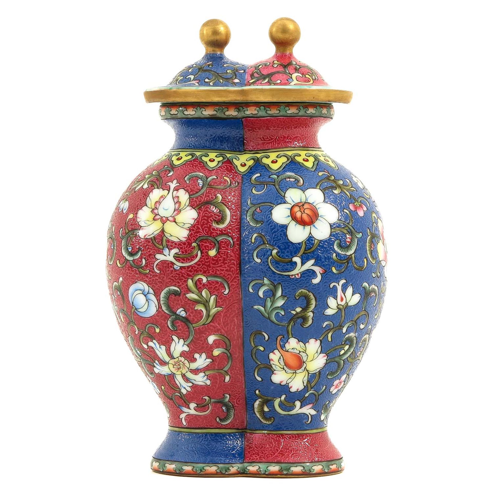 A Famille Rose Vase with Cover - Bild 3 aus 10