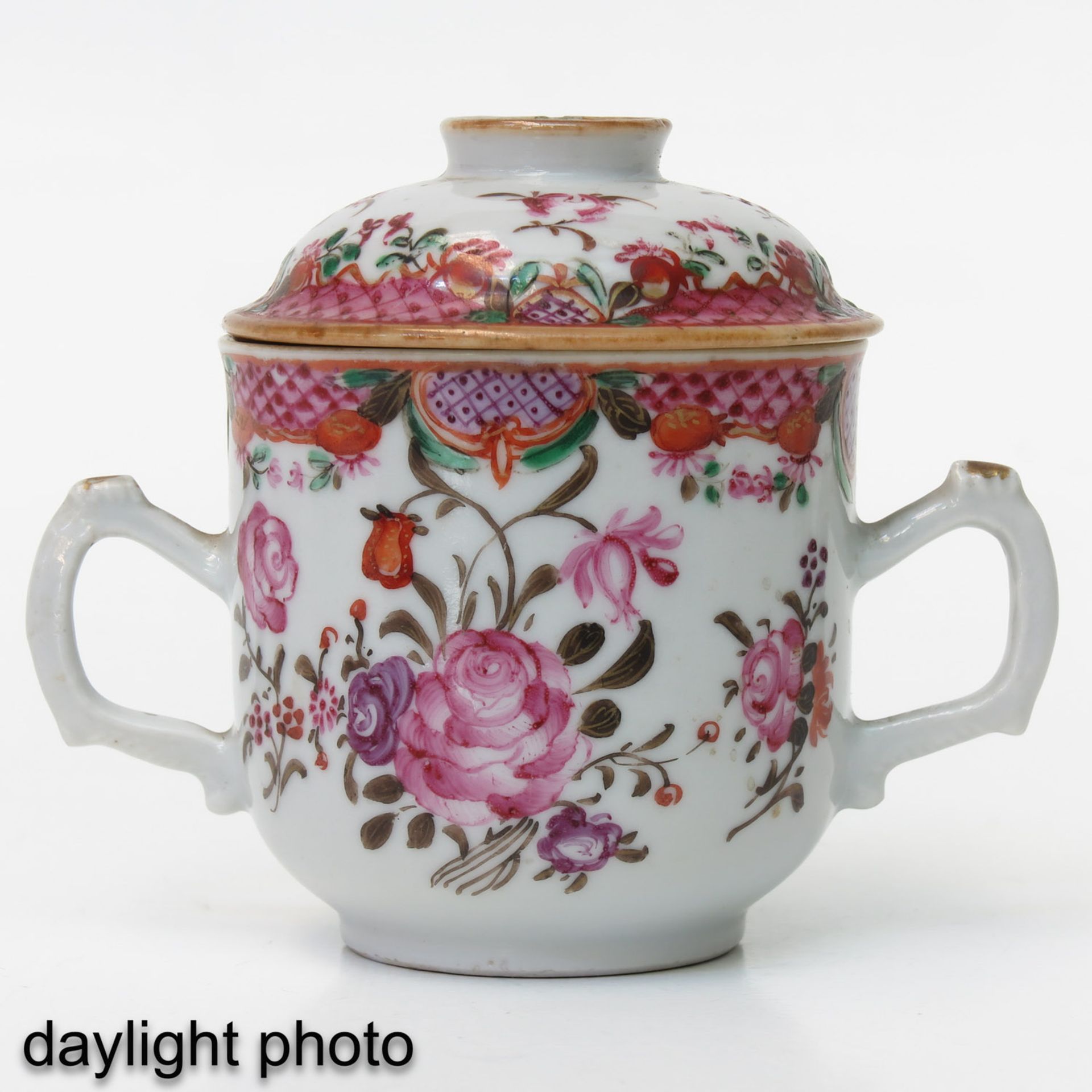 A Famille Rose Teapot and Covered Sugar Pot - Bild 10 aus 10