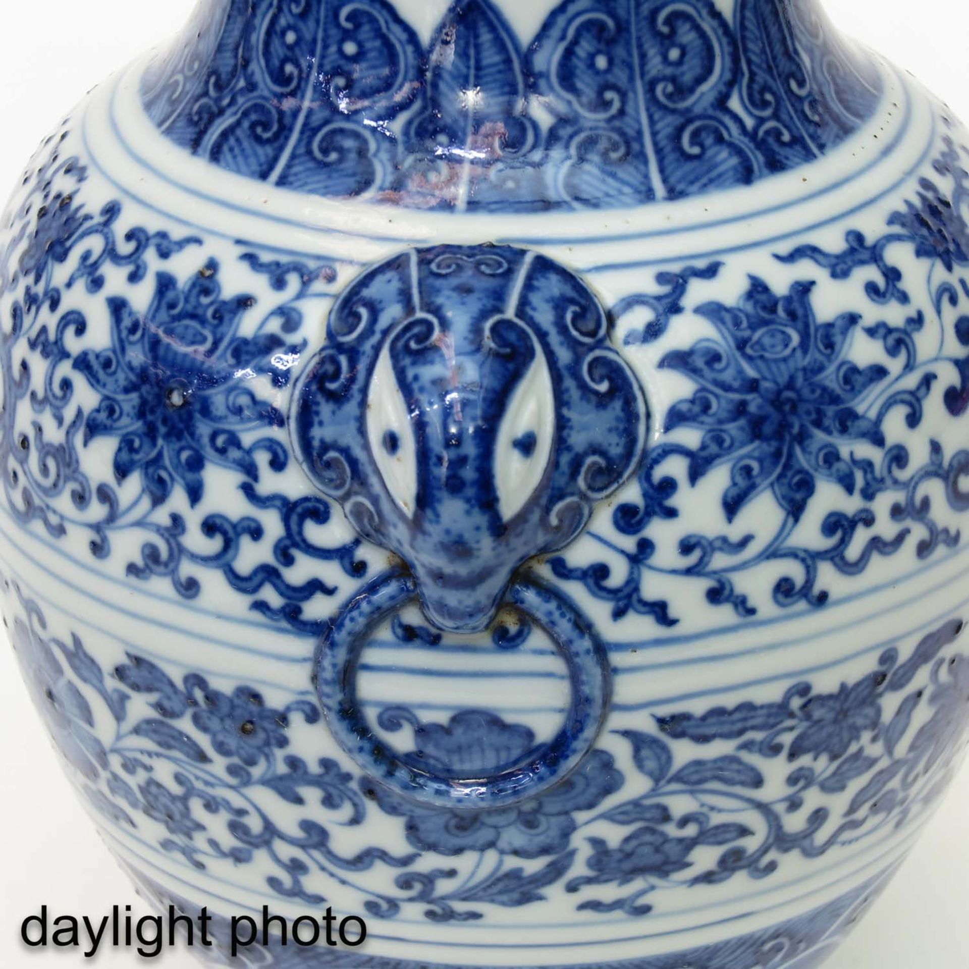 A Blue and White Vase - Bild 9 aus 10