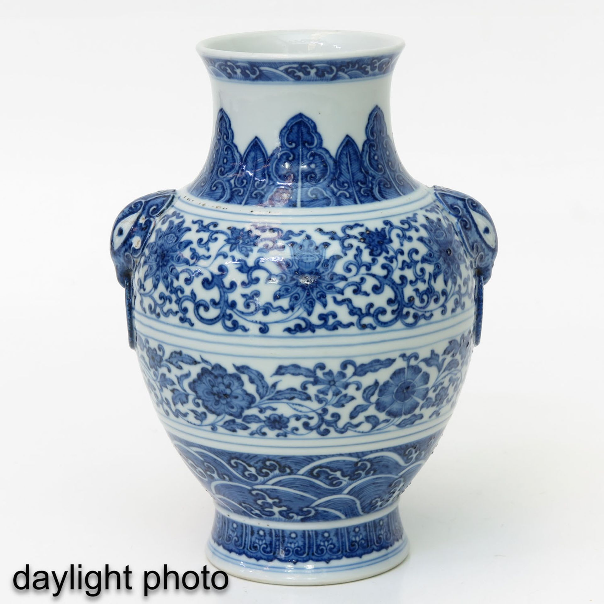 A Blue and White Vase - Bild 7 aus 10