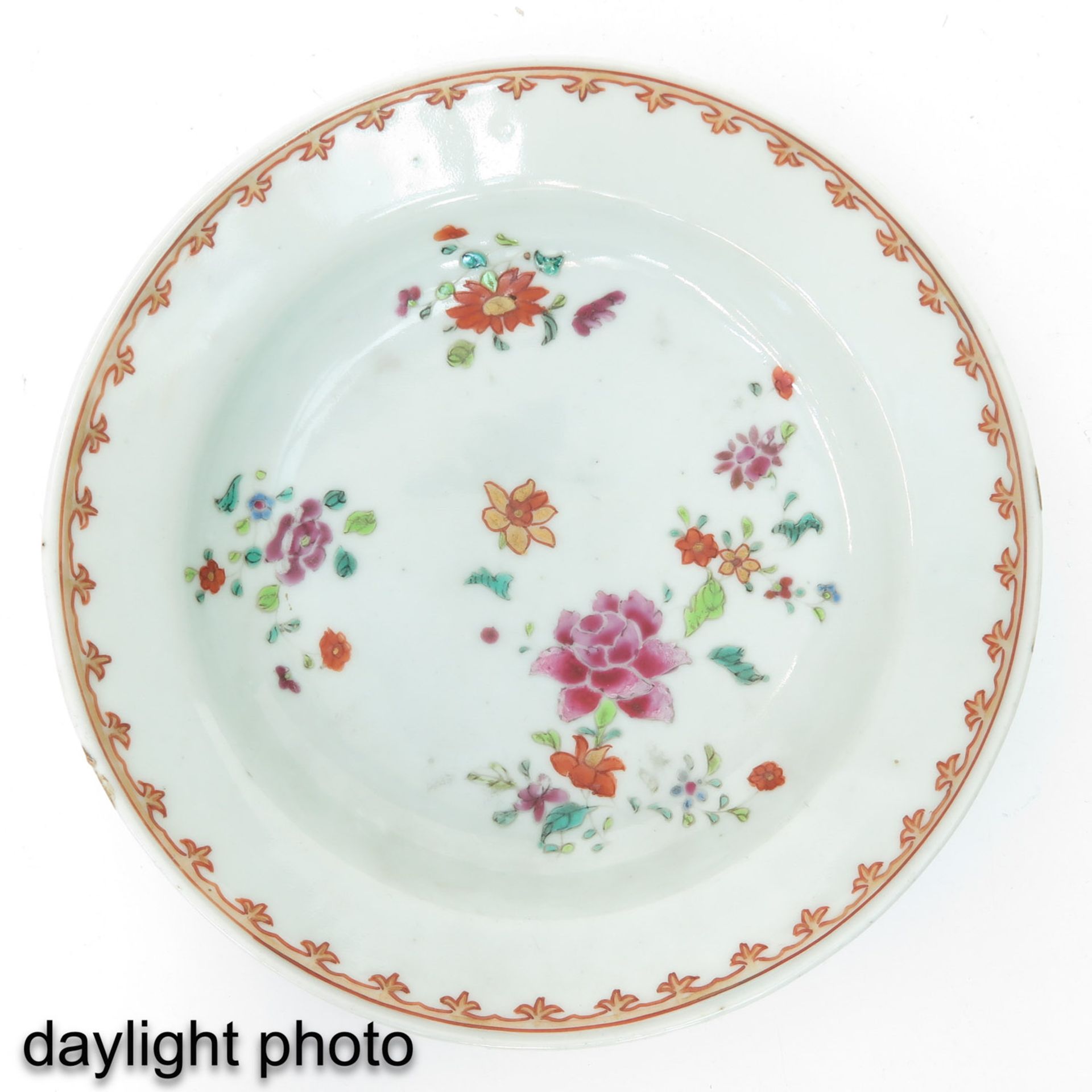 A Series of 3 Famille Rose Plates - Bild 9 aus 10