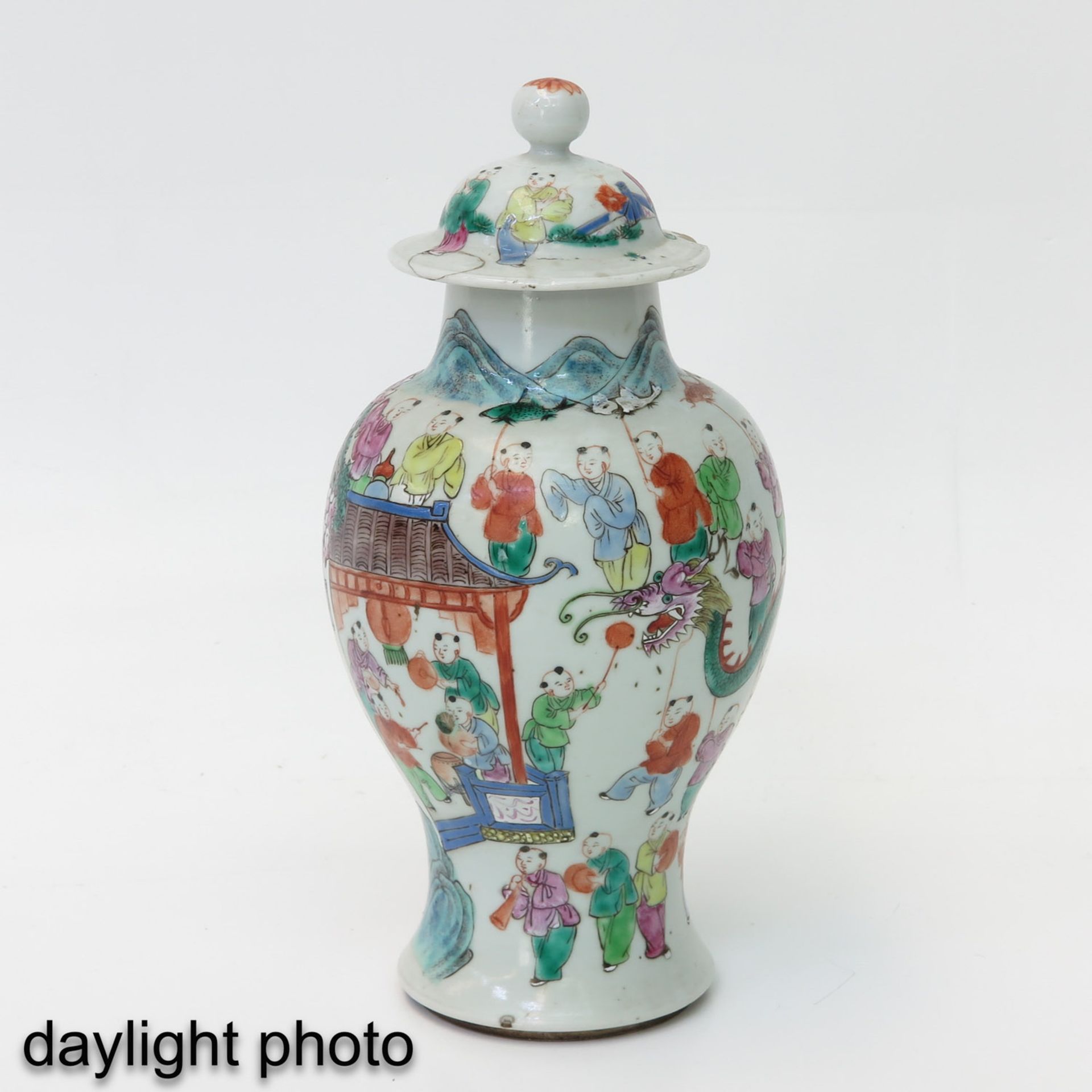 A Famille Rose Vase with Cover - Bild 7 aus 9