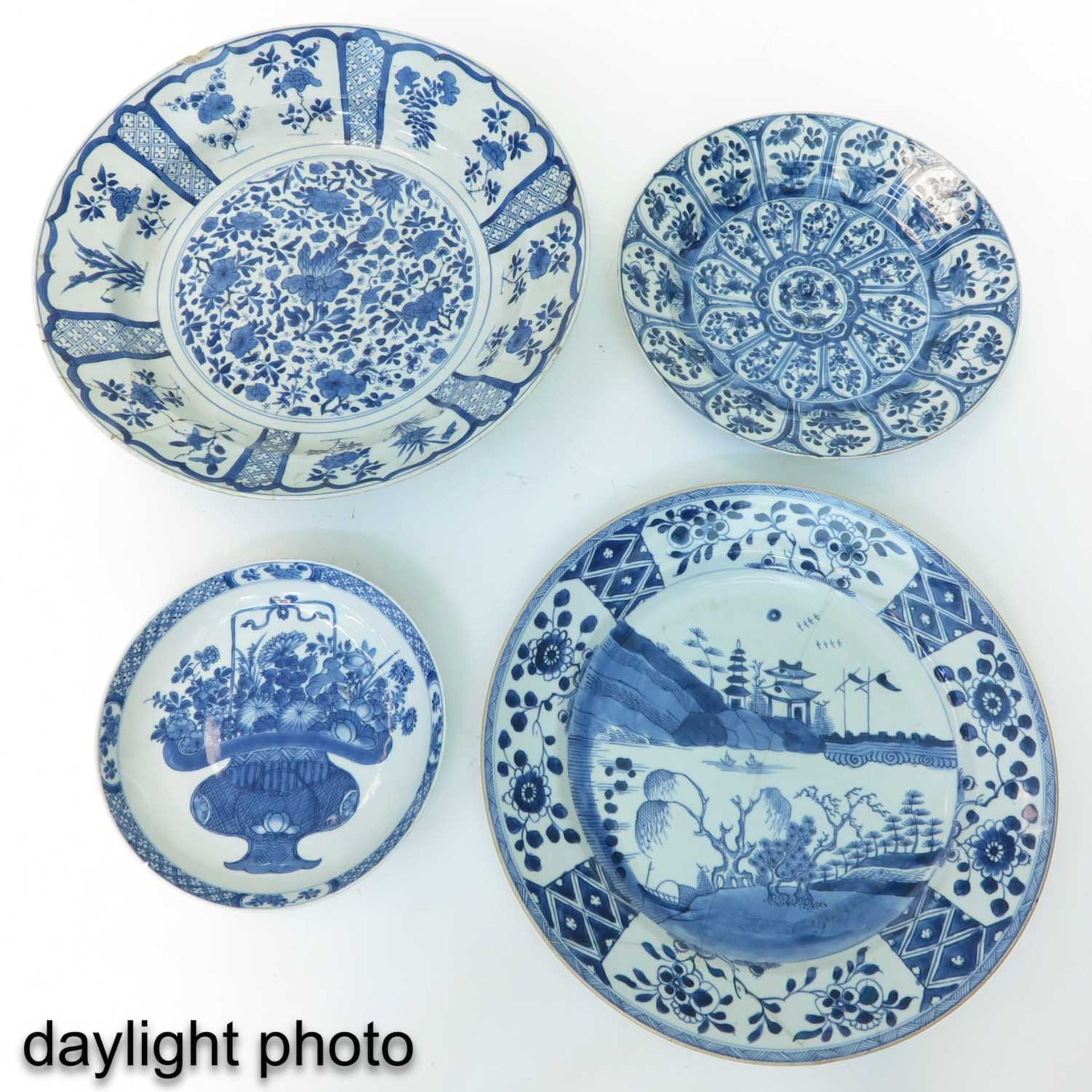 A Collection of 4 Blue and White Plates - Image 7 of 10