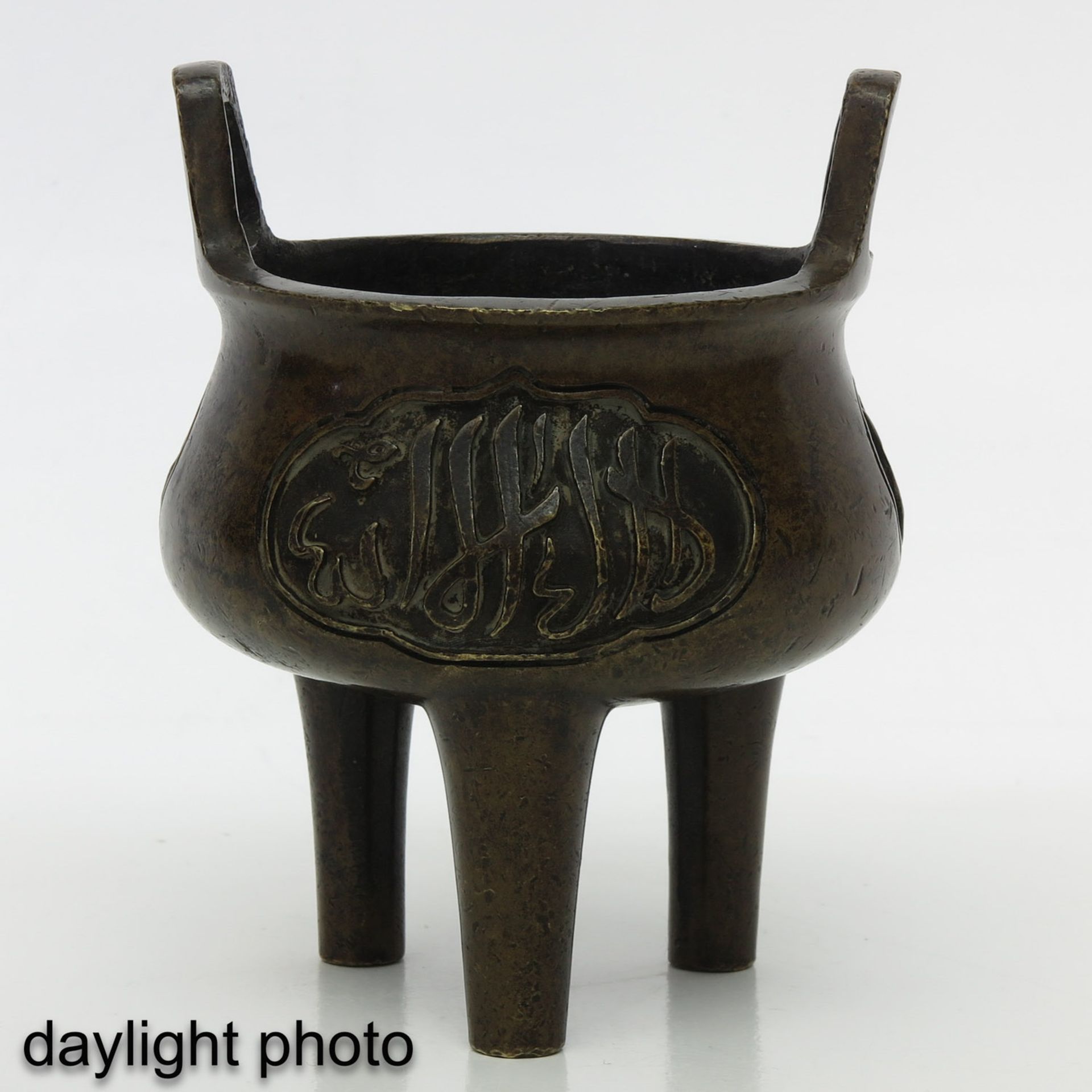 A Bronze Tripod Censer - Image 7 of 10