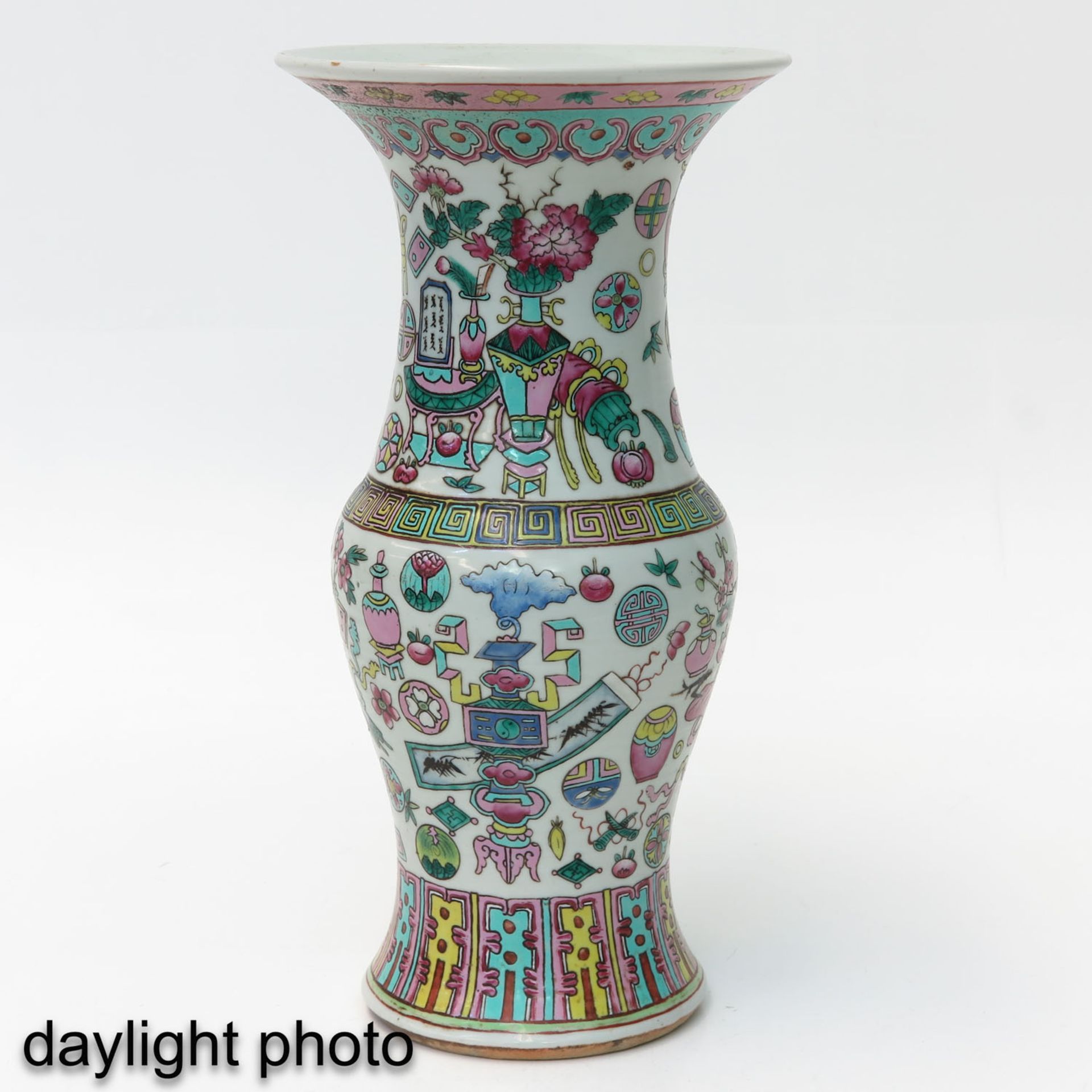 A Famille Rose Vase - Bild 7 aus 9